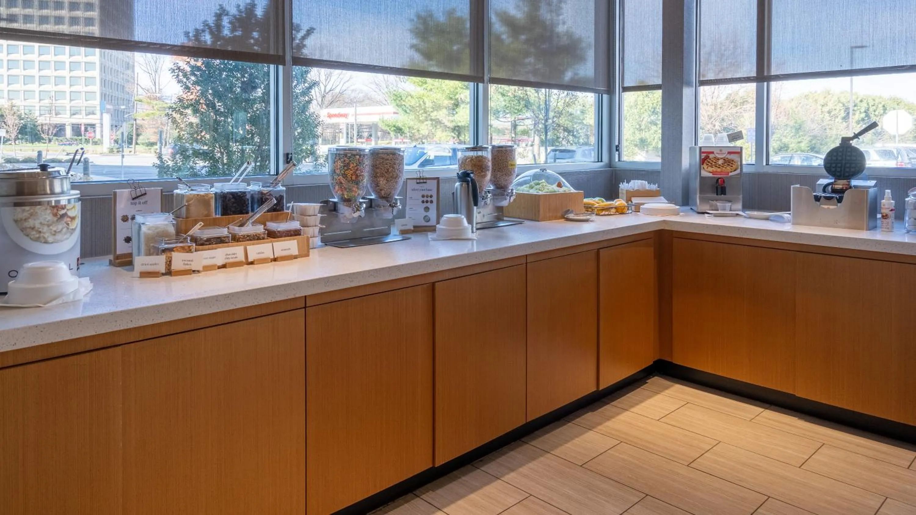 Food and drinks in SpringHill Suites by Marriott Woodbridge