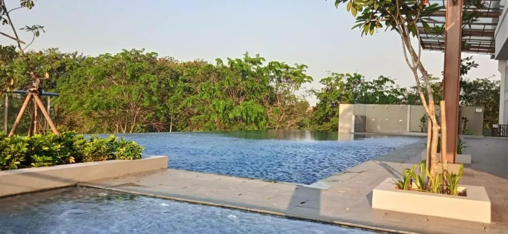 Swimming pool in Kawana Golf Residence