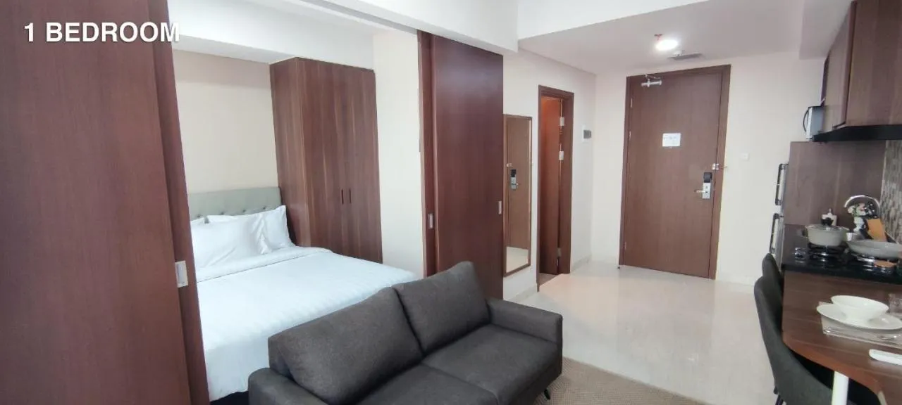 Seating area, Bed in Kawana Golf Residence