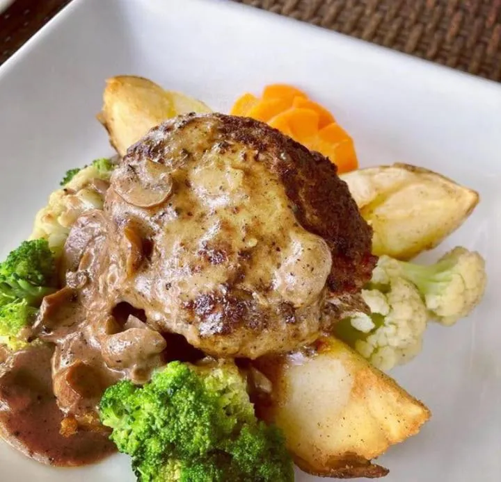 Restaurant/places to eat in Kawana Golf Residence