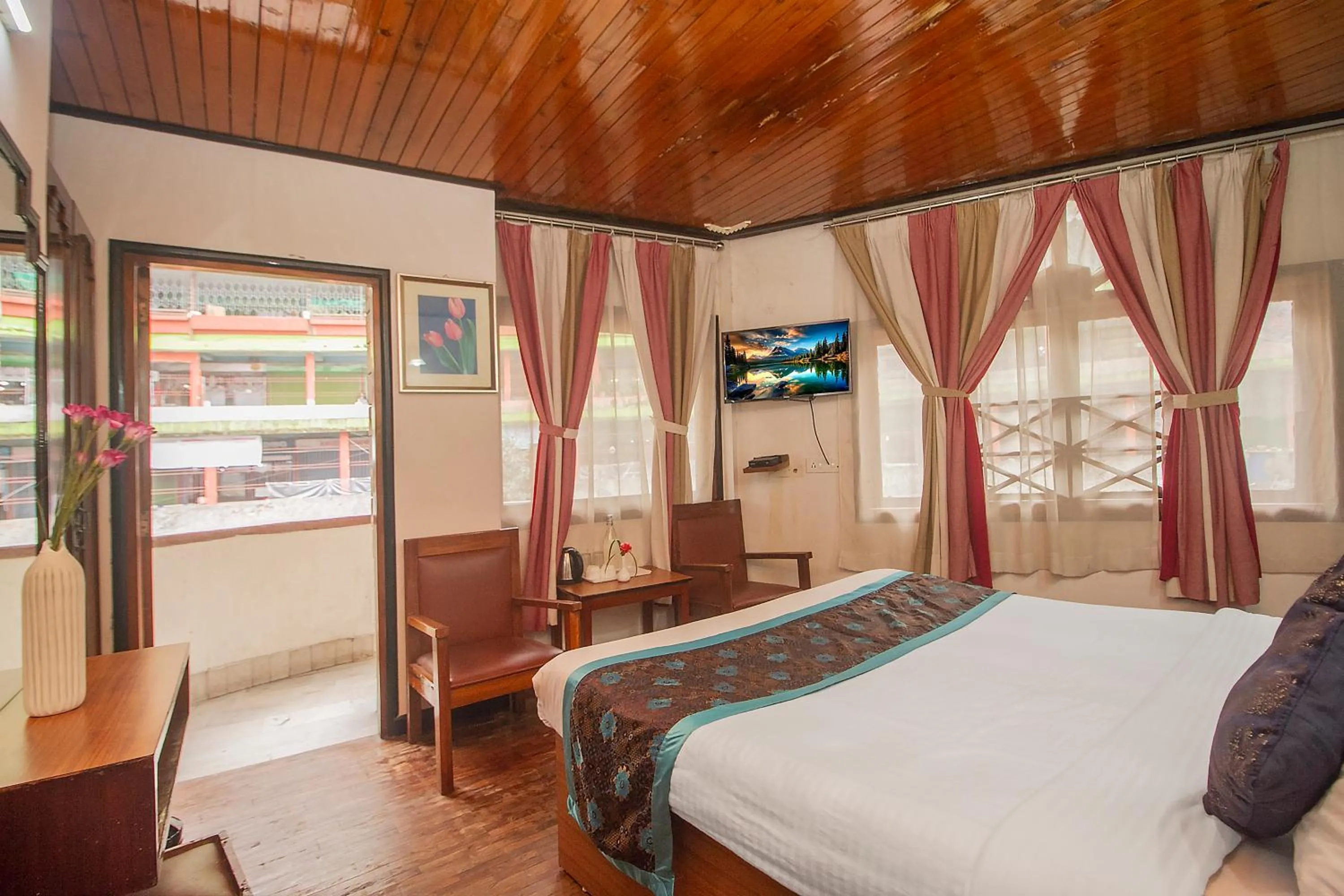 Bed in Central Hill Resort The Mall Road