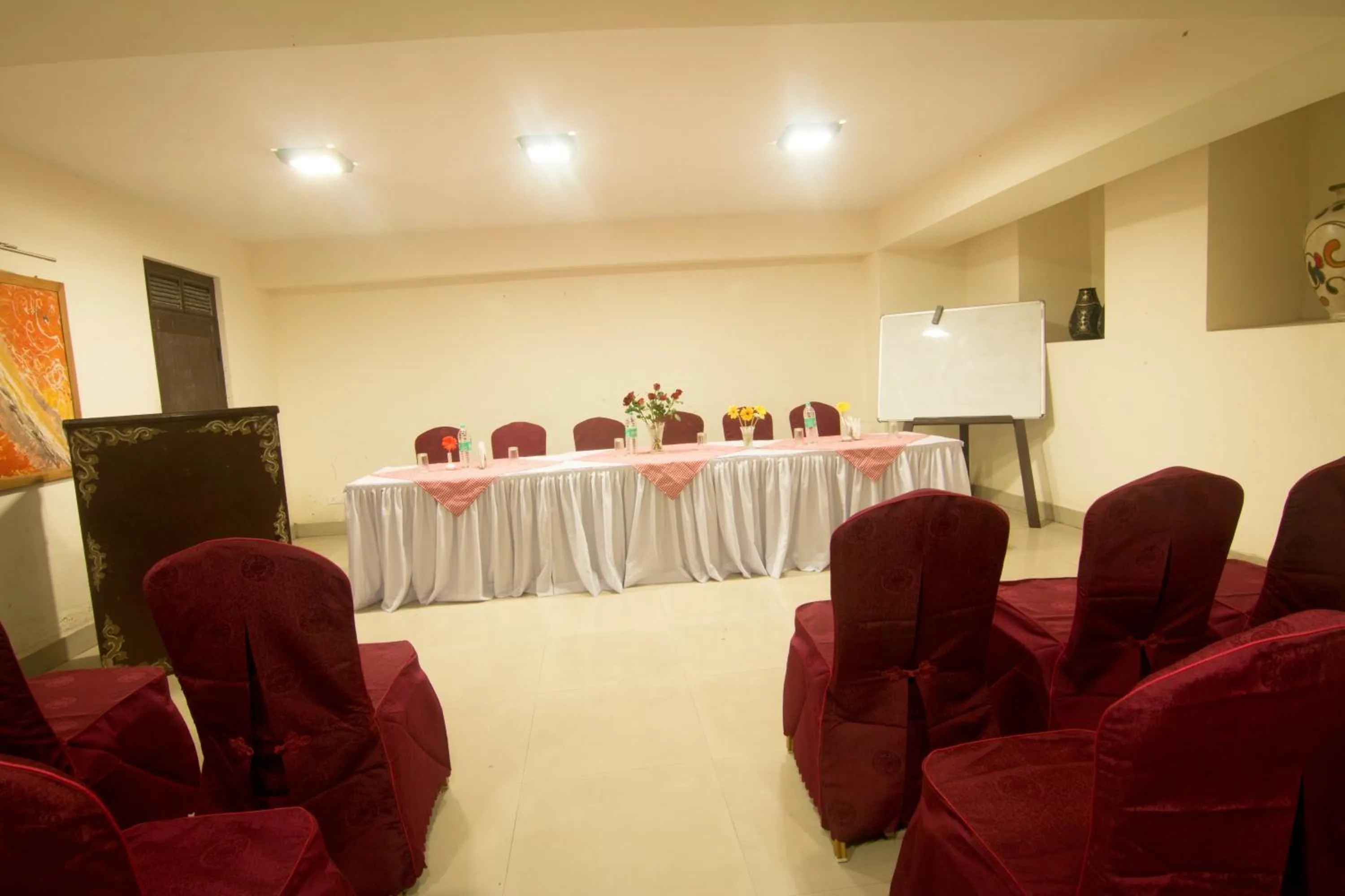Business facilities in Central Hill Resort The Mall Road