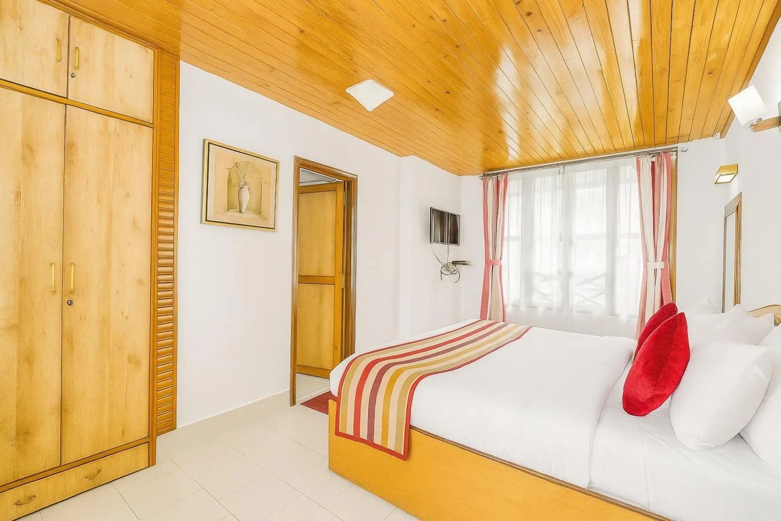 Bed in Central Hill Resort The Mall Road