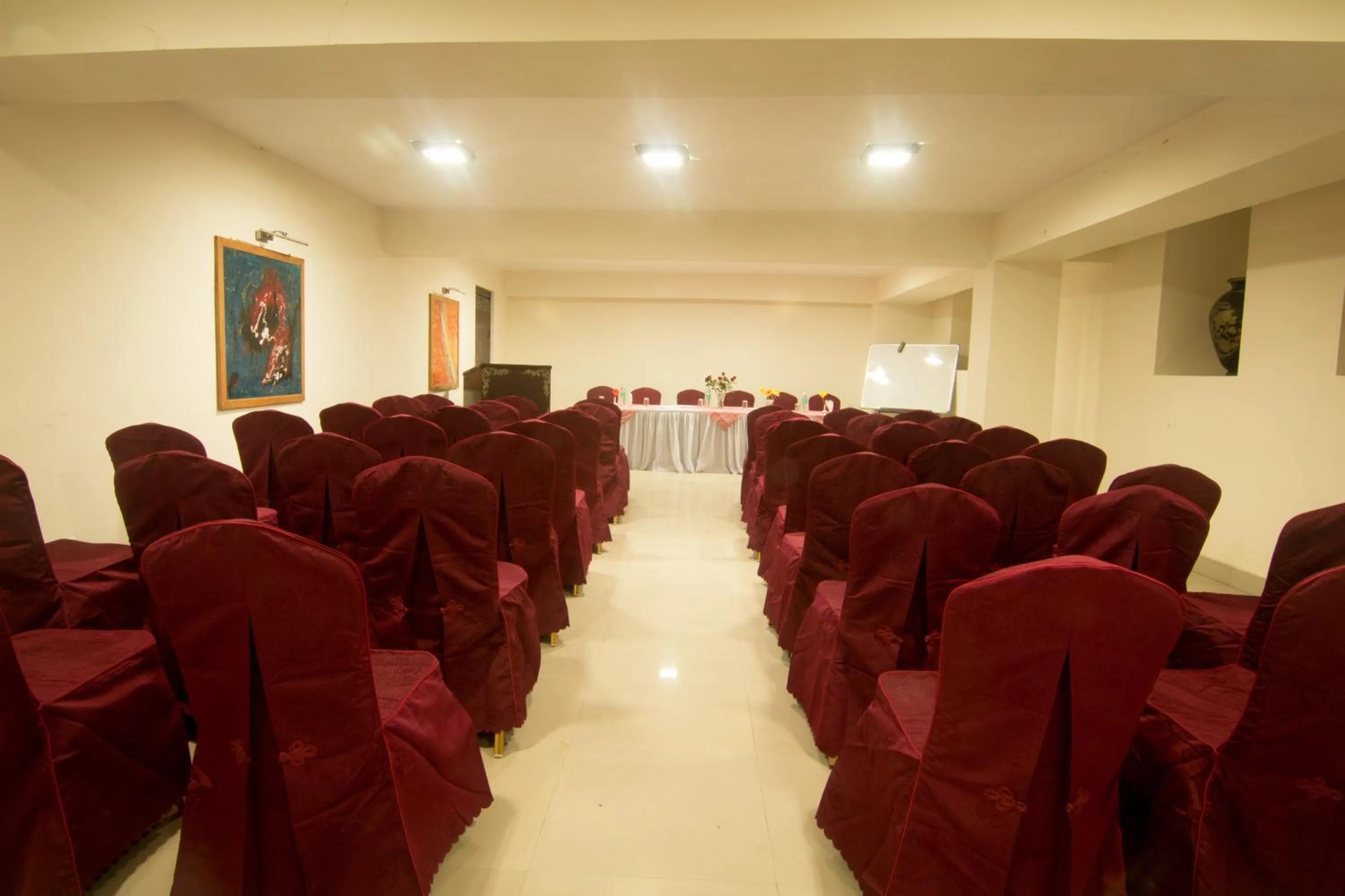 Business facilities in Central Hill Resort The Mall Road