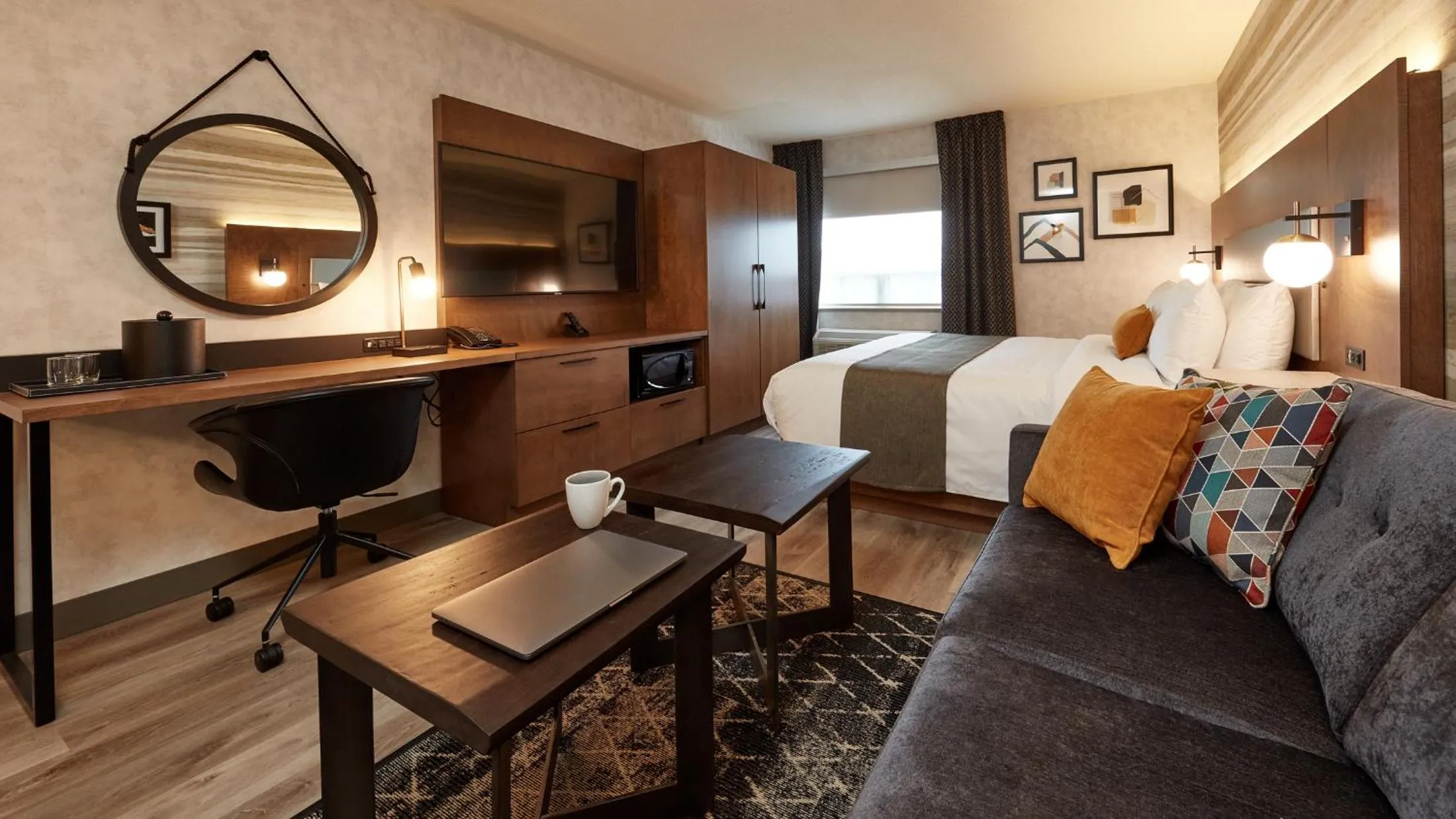 Photo of the whole room, Bed in Stay Inn Hotel Toronto