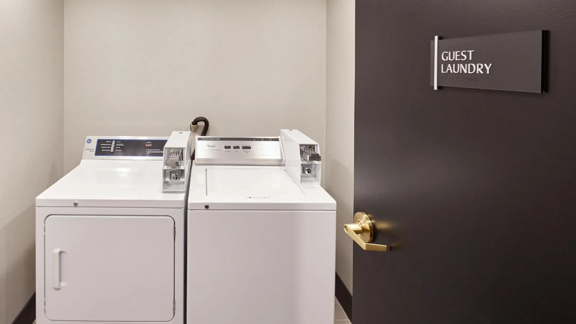 Property building in Stay Inn Hotel Toronto