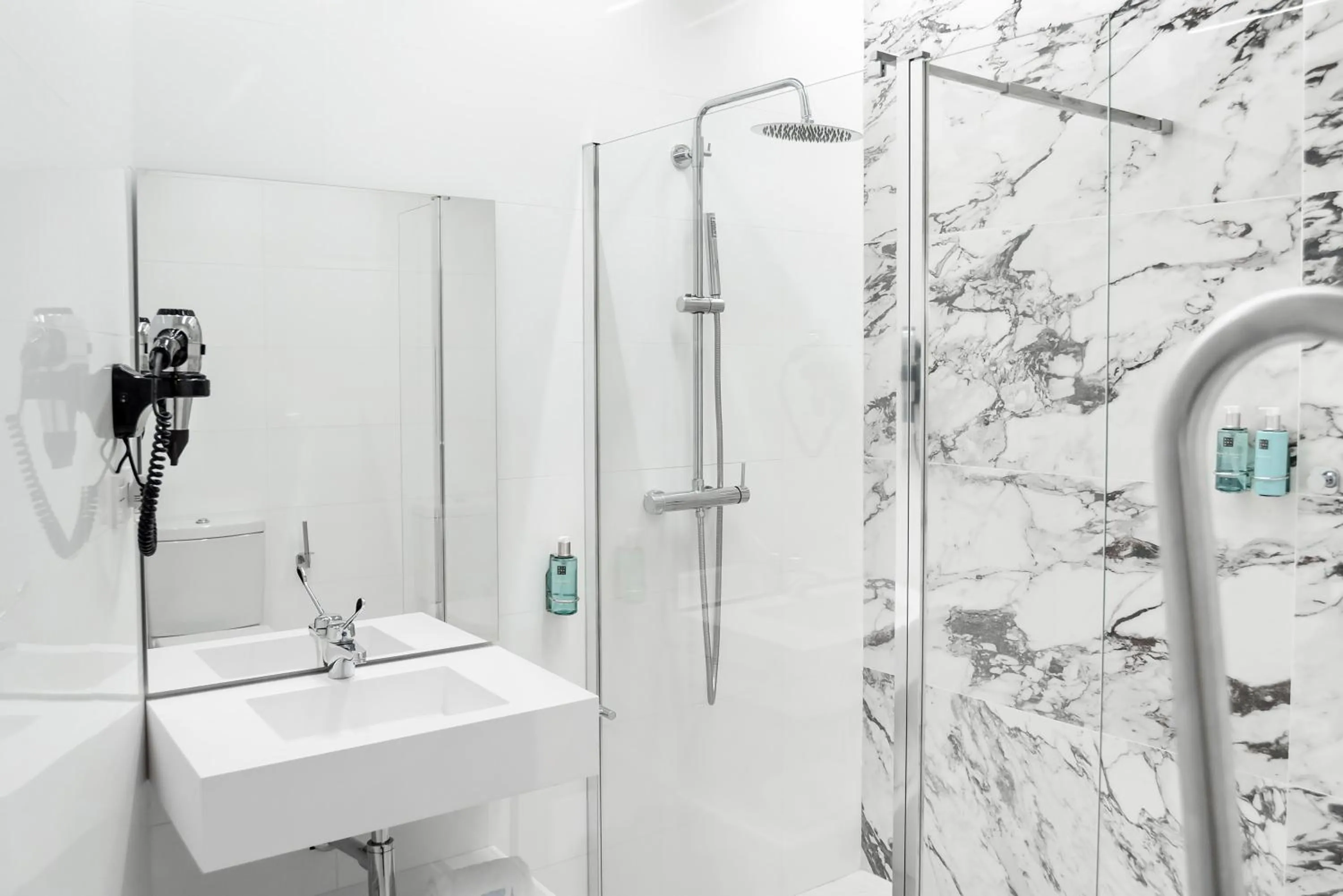 Bathroom in Hotel La Casa de Los Mosaicos by Maxi Hoteles