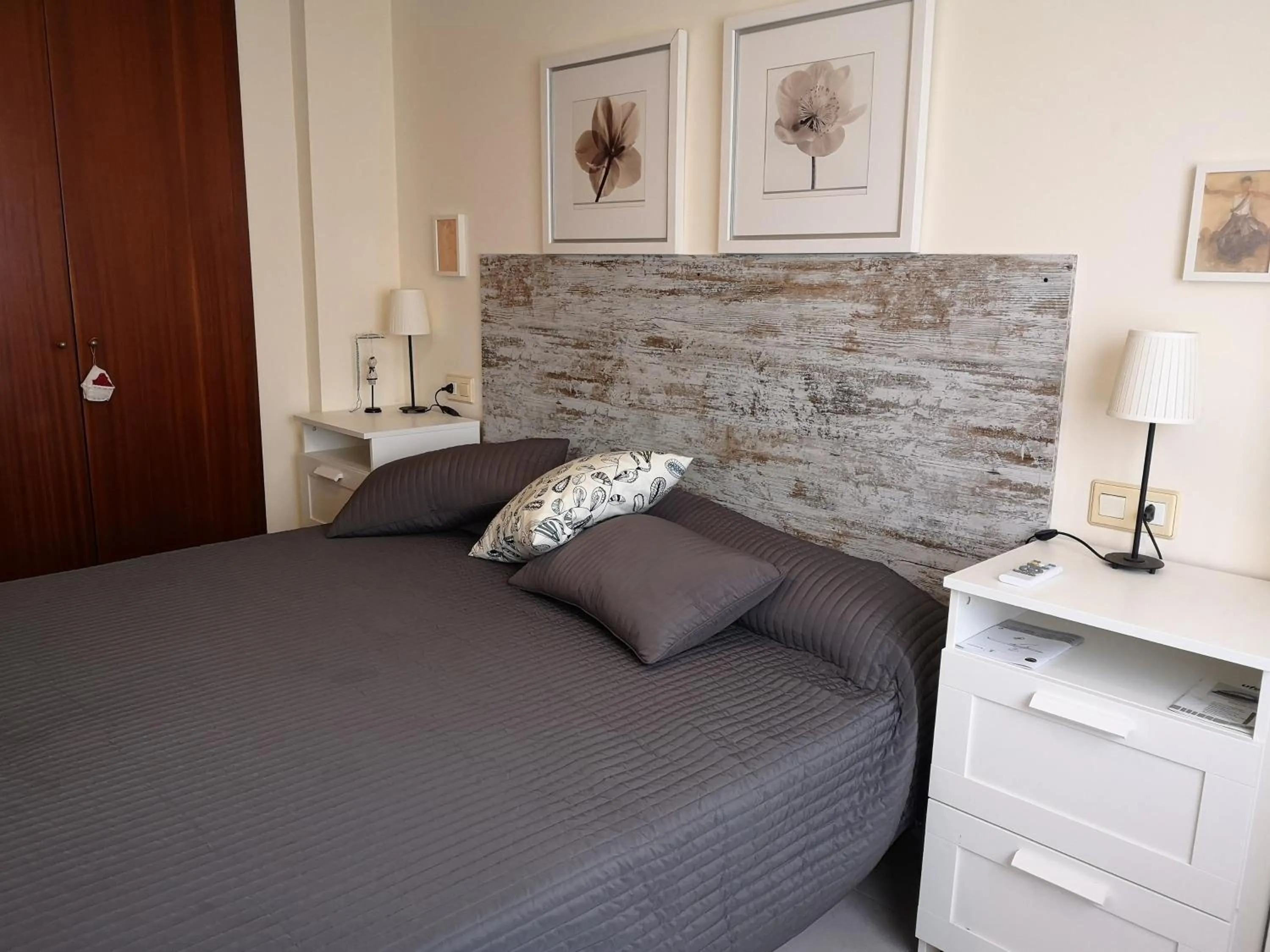 Bedroom, Bed in LLOGUER30 Apartamento Lotus, piscina y parquing