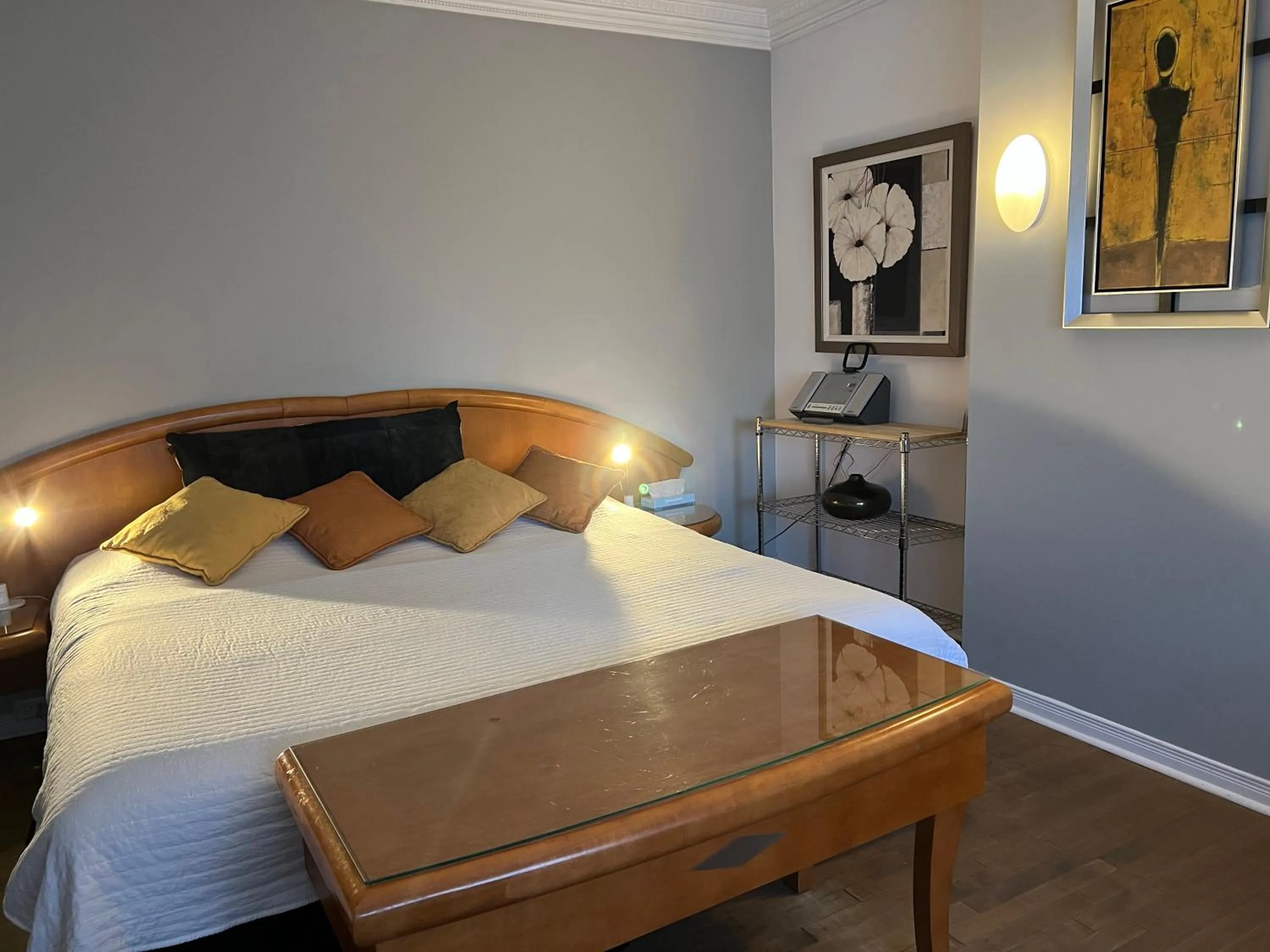 Bed in Auberge Le Pomerol