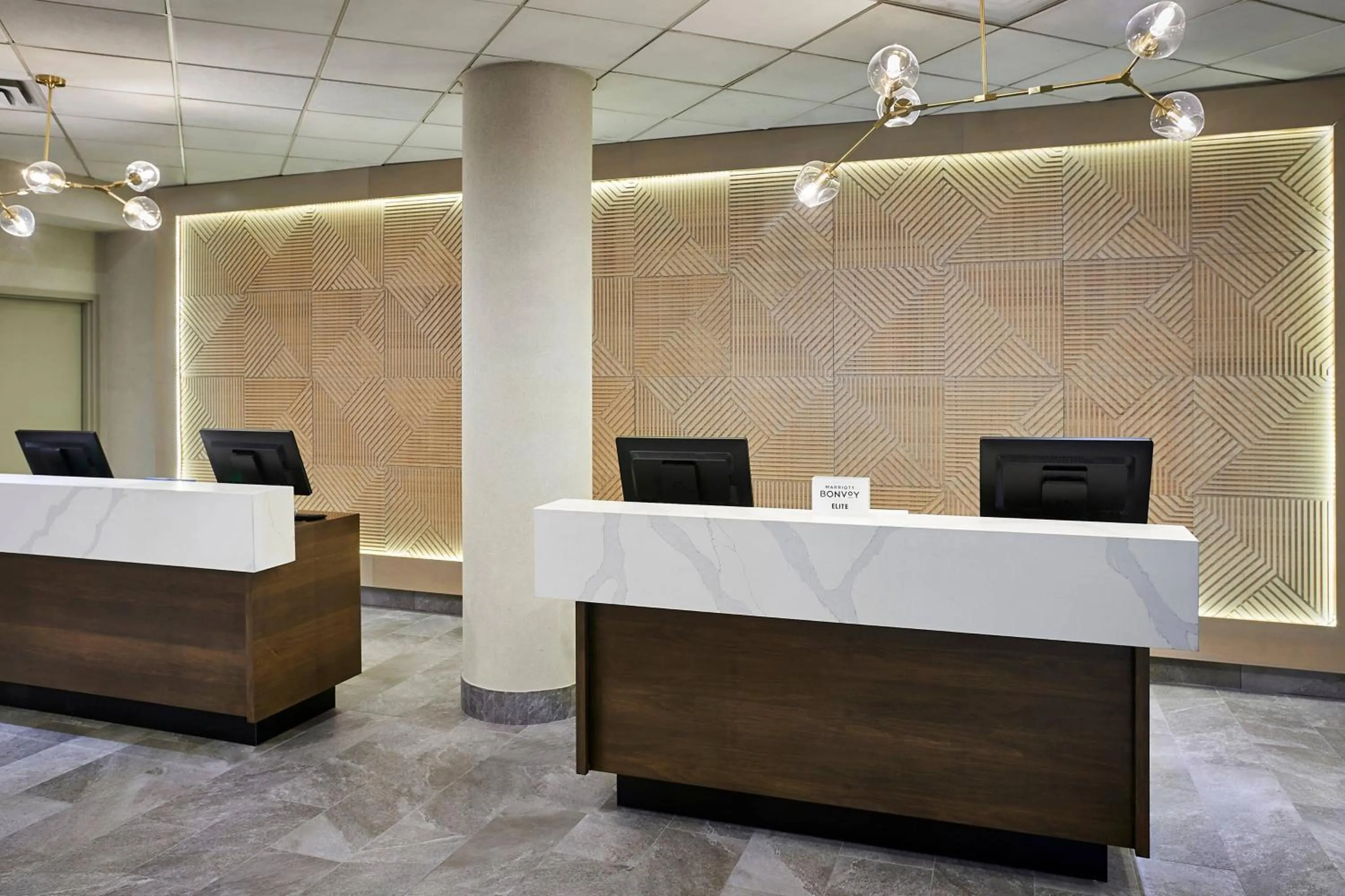 Lobby or reception in Delta Hotels by Marriott Toronto Mississauga