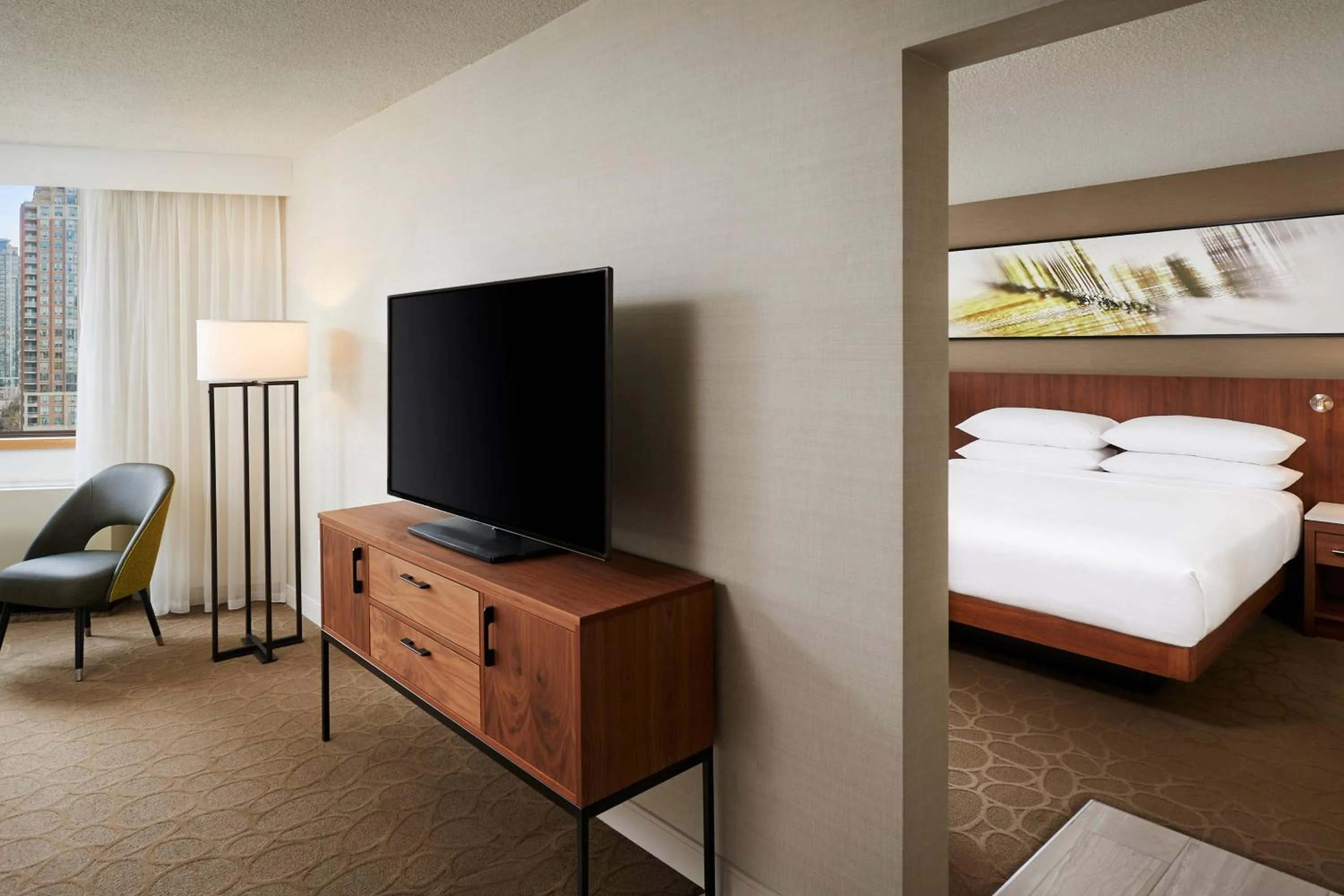 Living room, Bed in Delta Hotels by Marriott Toronto Mississauga