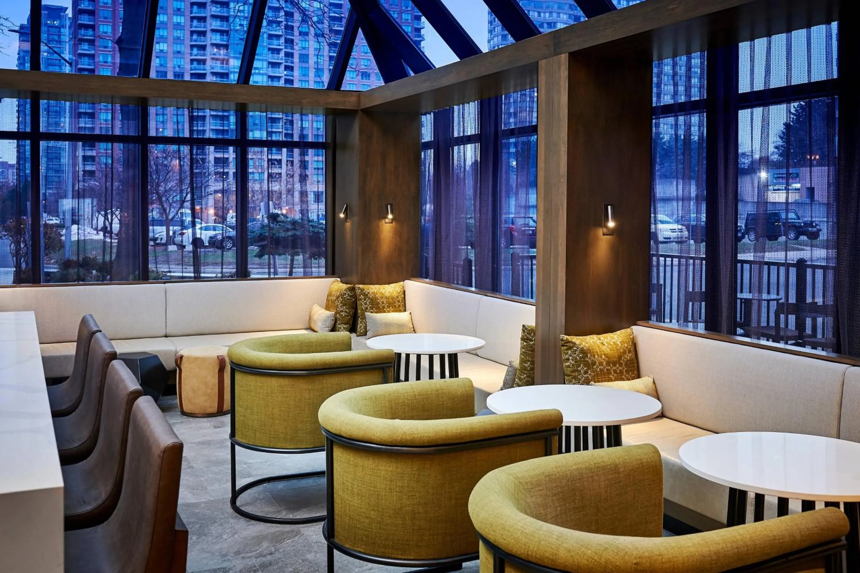 Lobby or reception in Delta Hotels by Marriott Toronto Mississauga