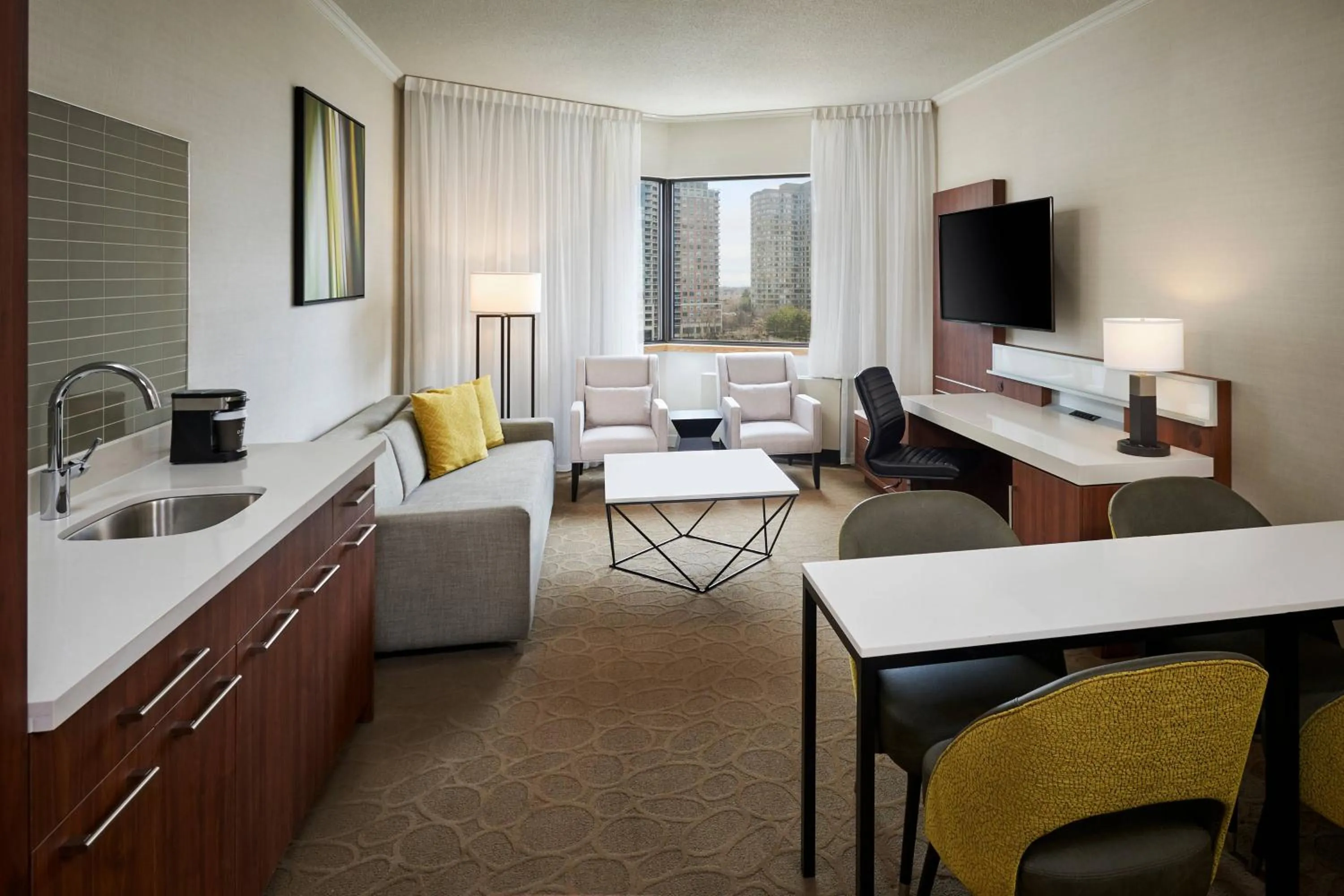 Living room, Bed in Delta Hotels by Marriott Toronto Mississauga