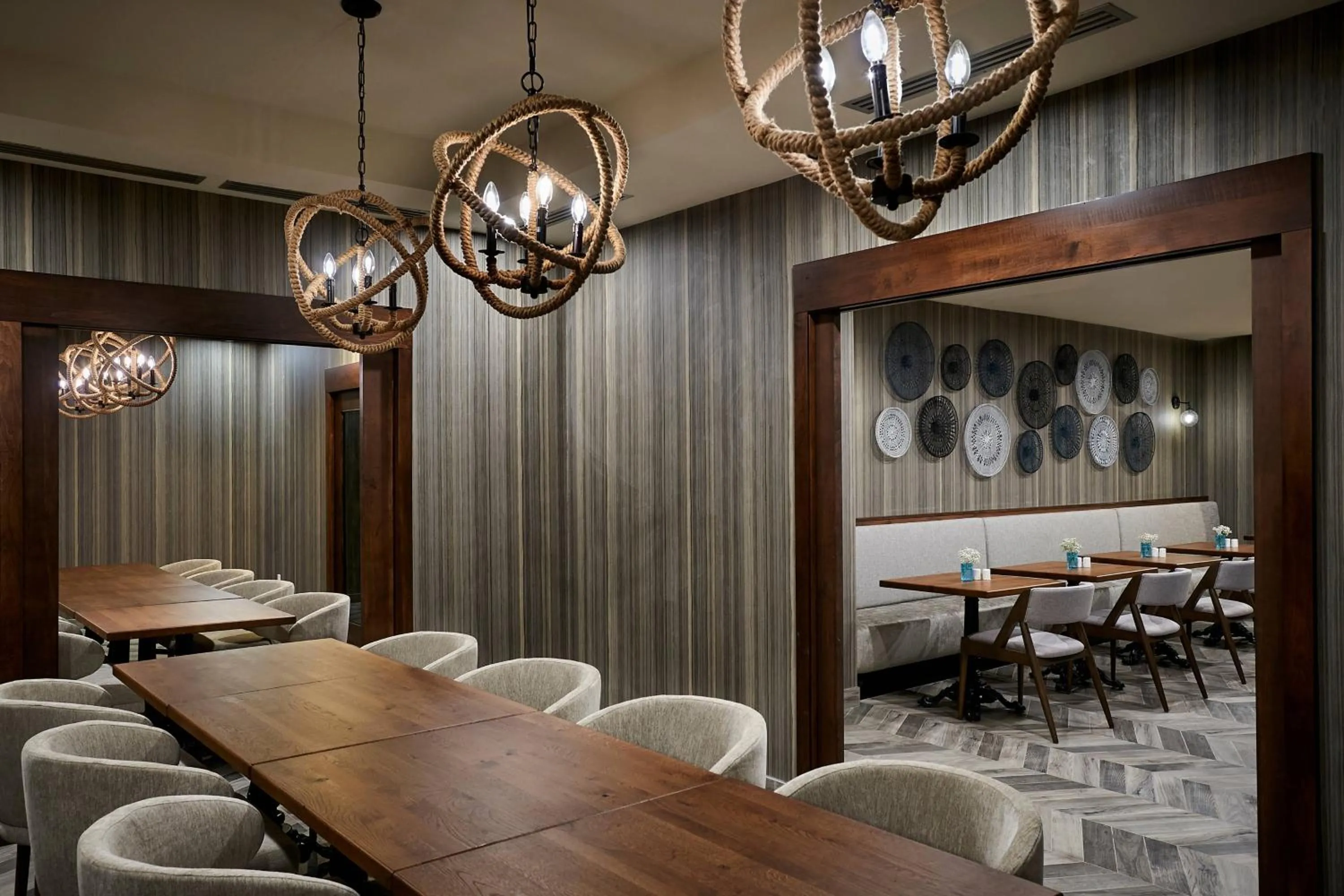 Lounge or bar in Delta Hotels by Marriott Toronto Mississauga