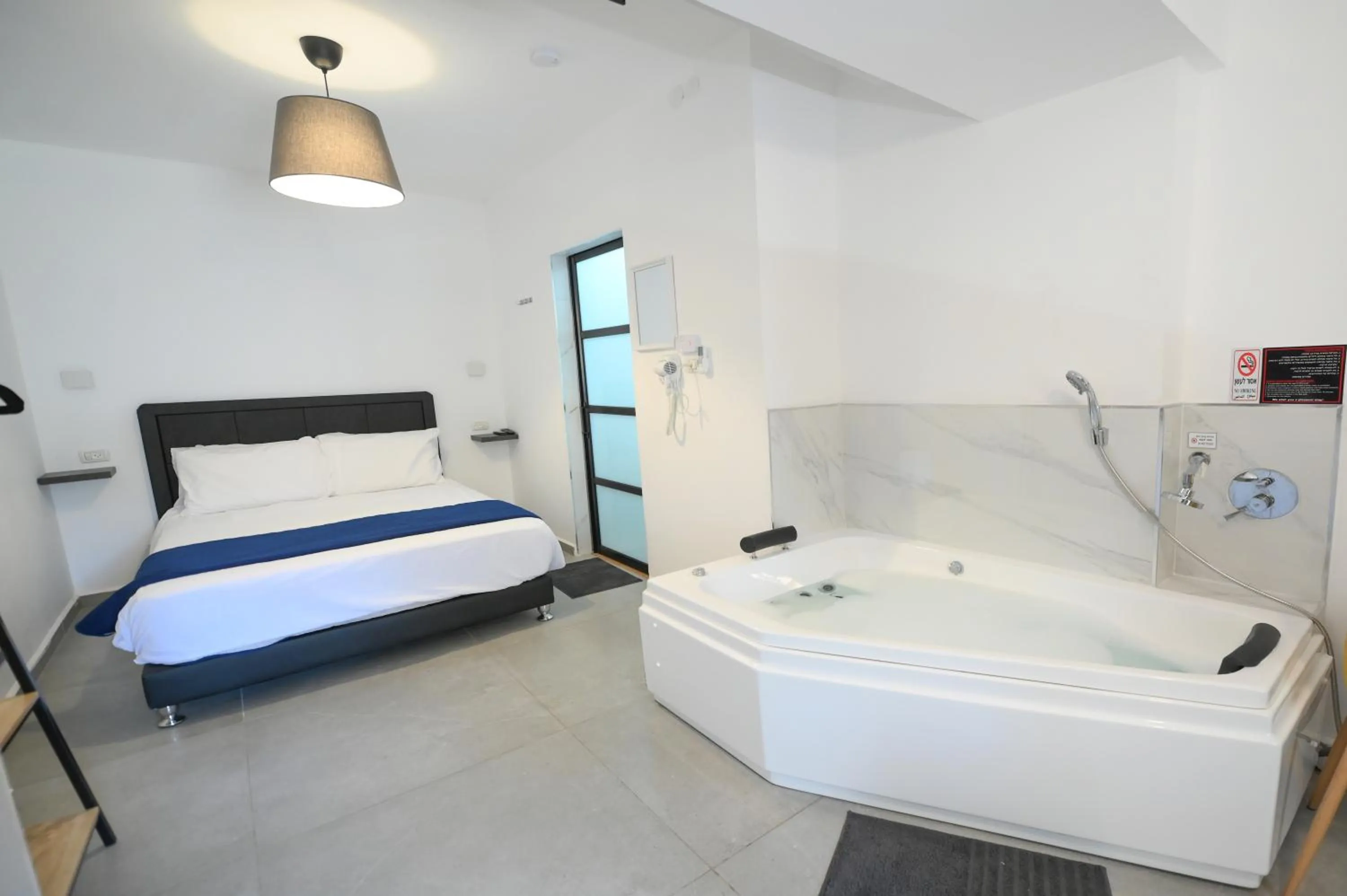 Hot Tub, Bed in Suites in the Galilee