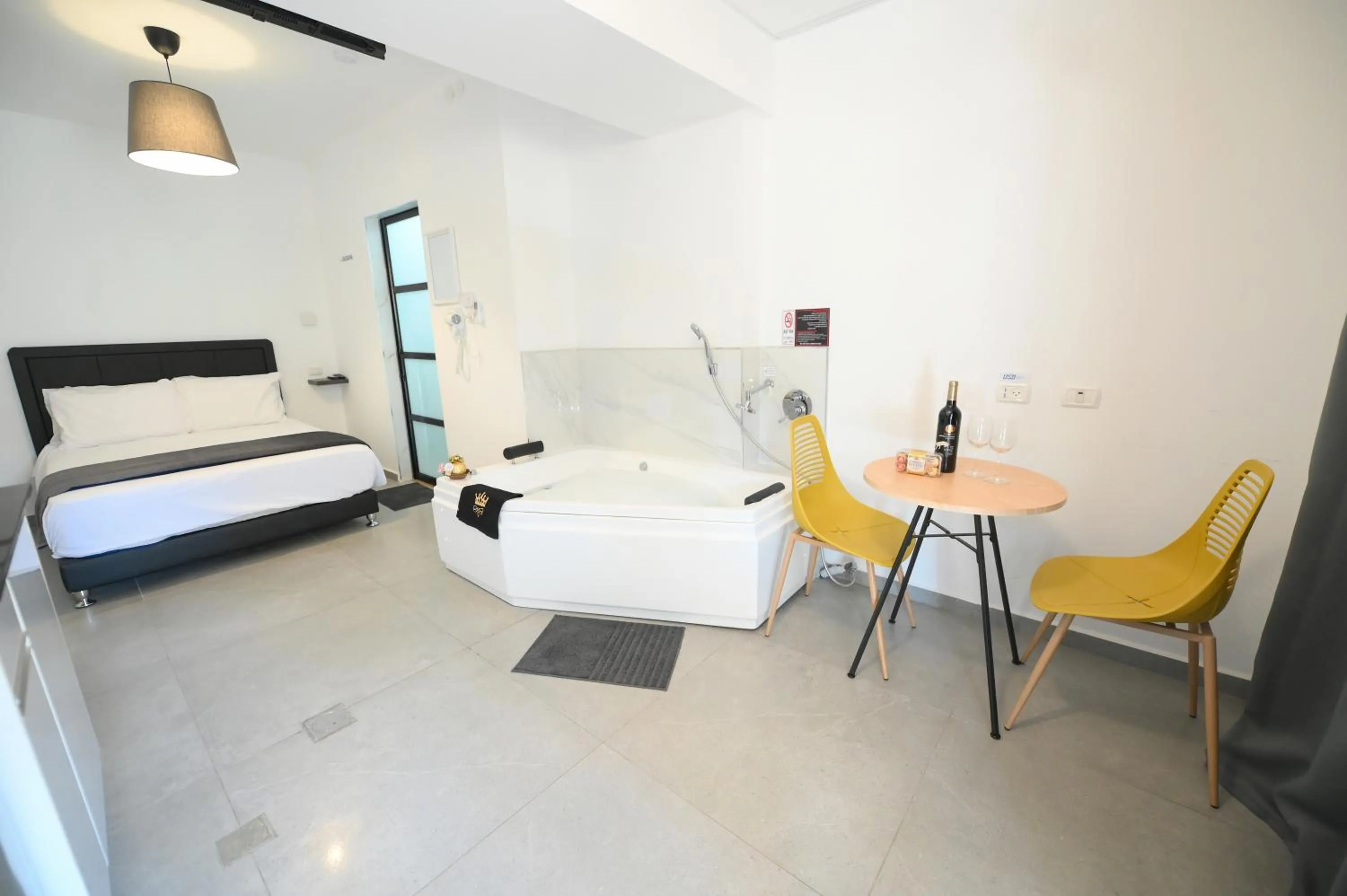 Hot Tub, Bed in Suites in the Galilee