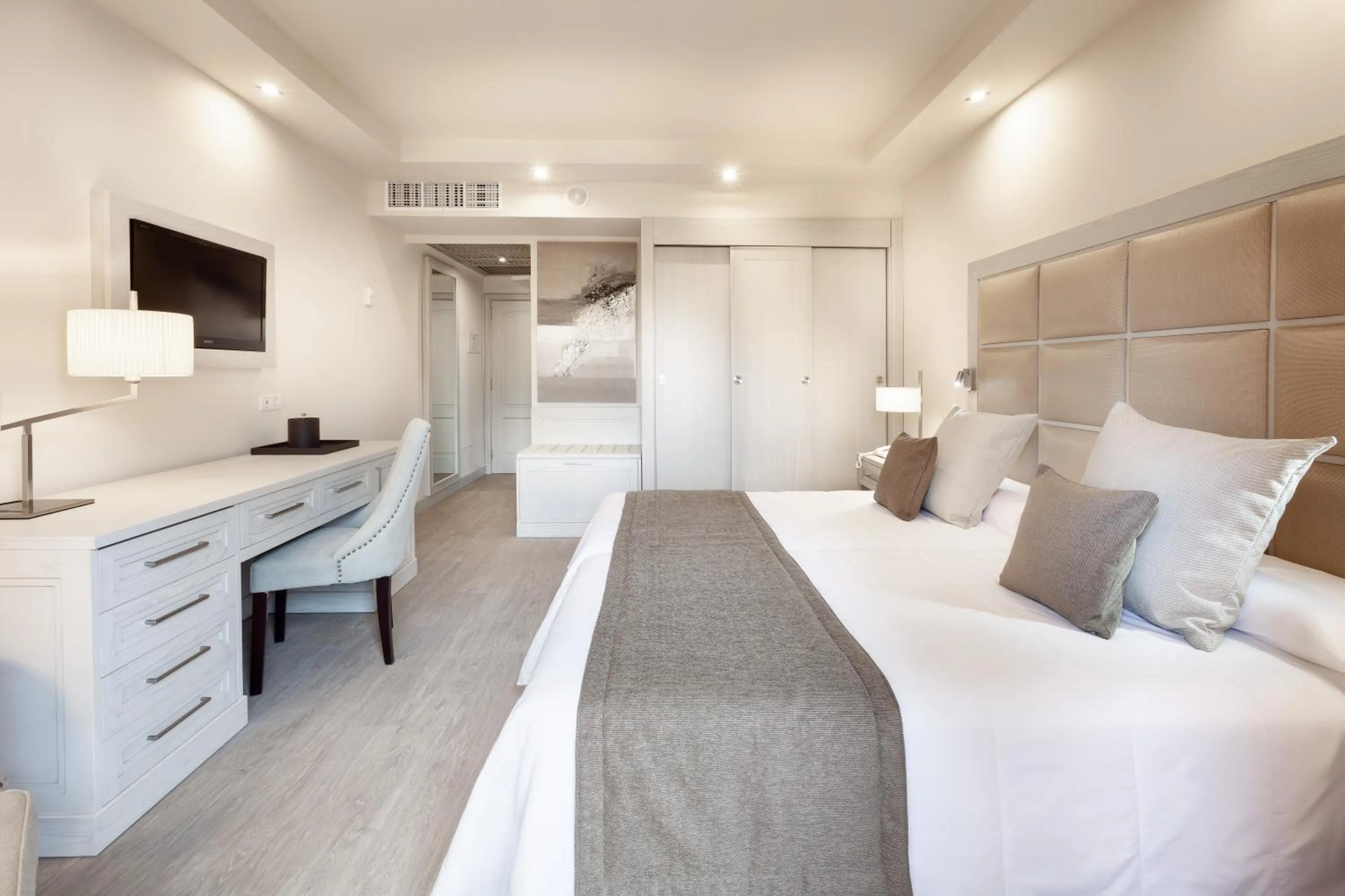 Bedroom, Bed in Hotel RIU Garoé