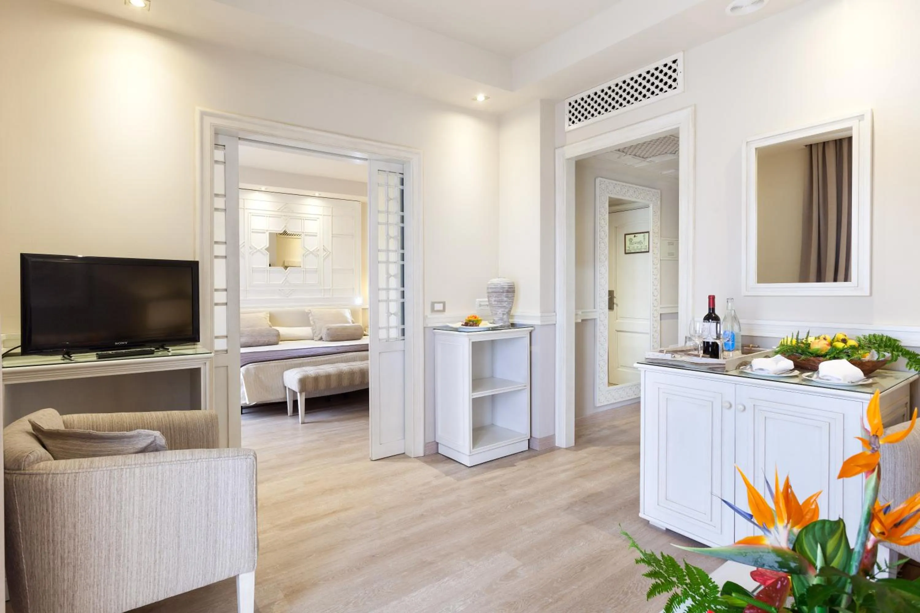 Living room, Bed in Hotel RIU Garoé