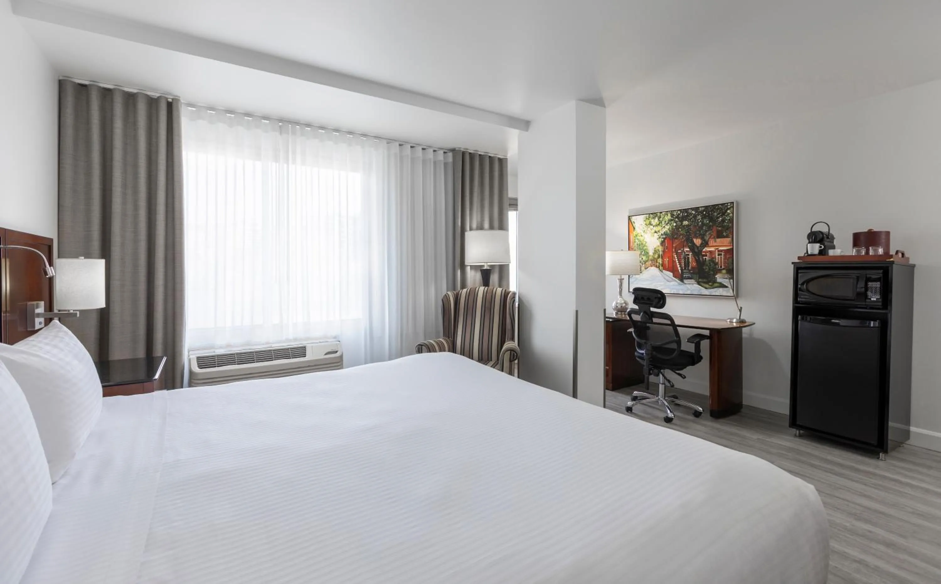 Bedroom, Bed in Le Nouvel Hotel