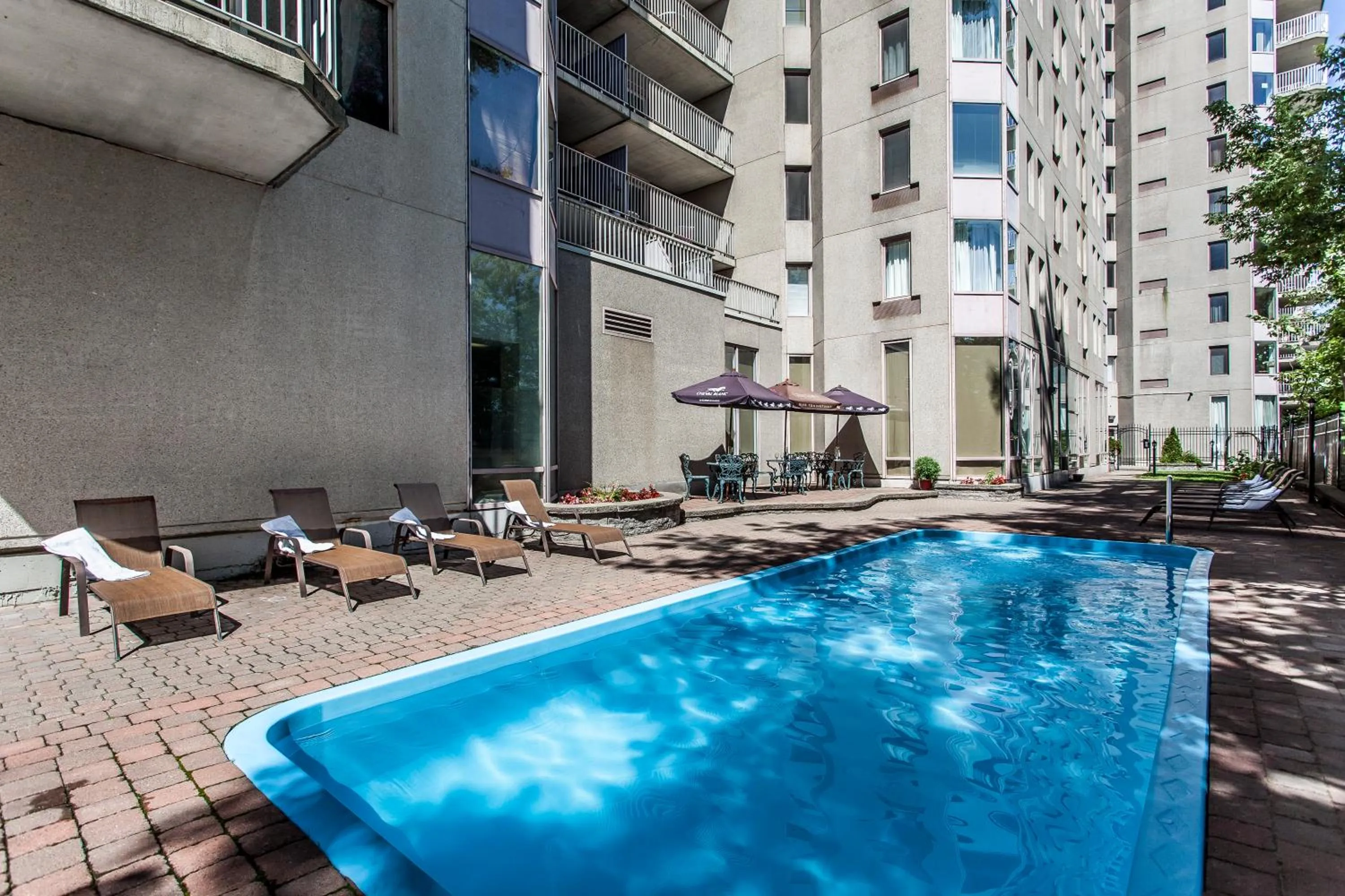 Swimming pool in Le Nouvel Hotel
