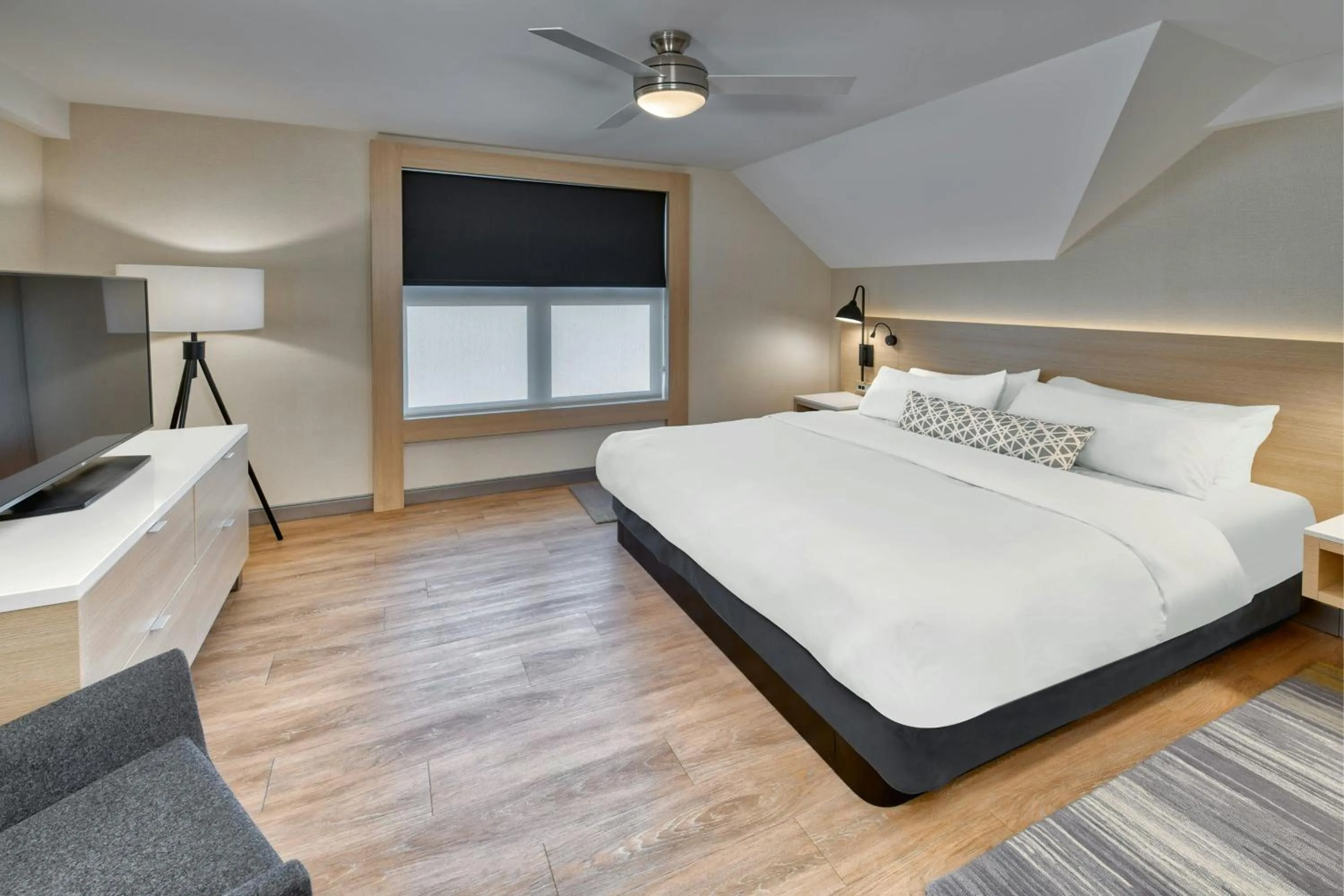 Bedroom, Bed in The Insignia Hotel, Sarnia, a Tribute Portfolio Hotel