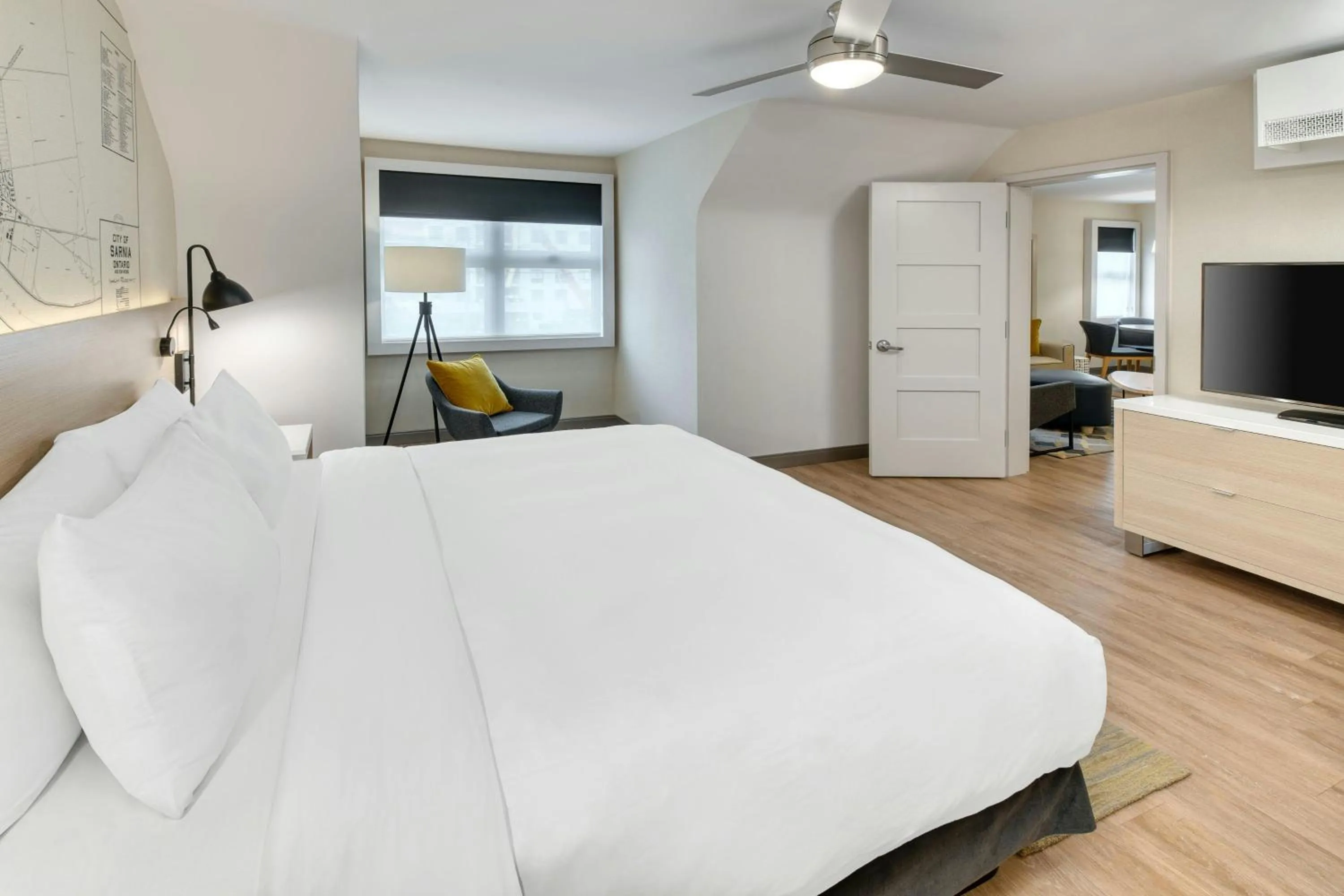 Bedroom, Bed in The Insignia Hotel, Sarnia, a Tribute Portfolio Hotel