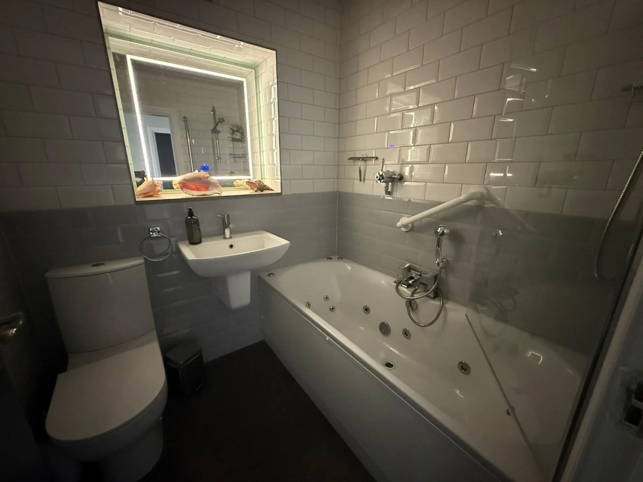 Bathroom in Eden Suite Sasco Apartments