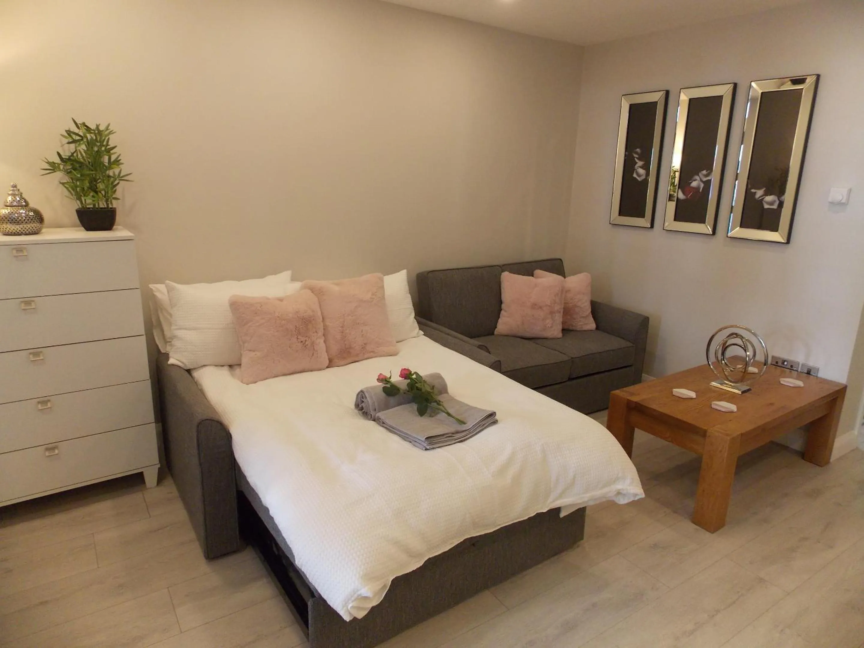 Living room, Bed in Eden Suite Sasco Apartments