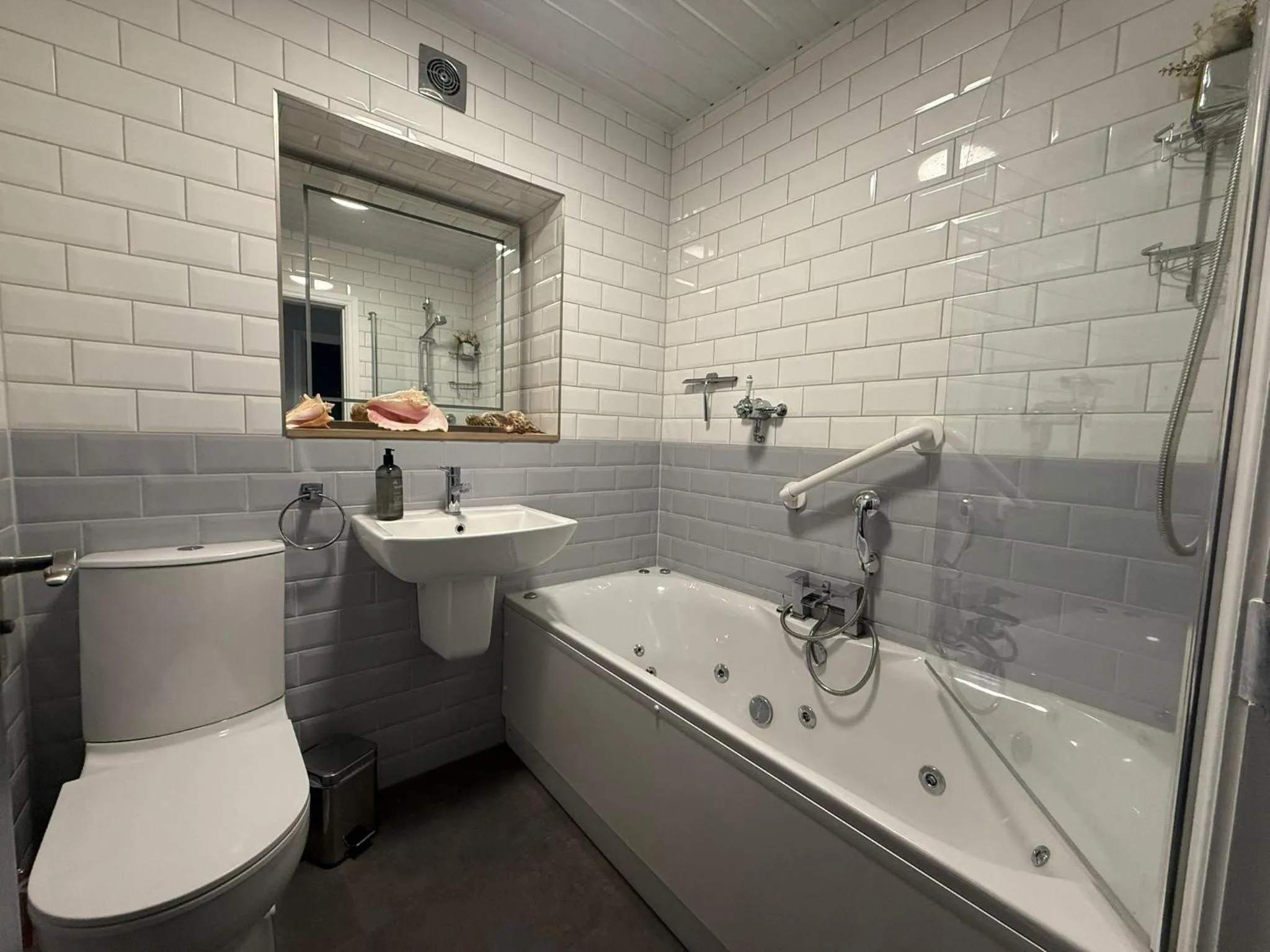 Bathroom in Eden Suite Sasco Apartments