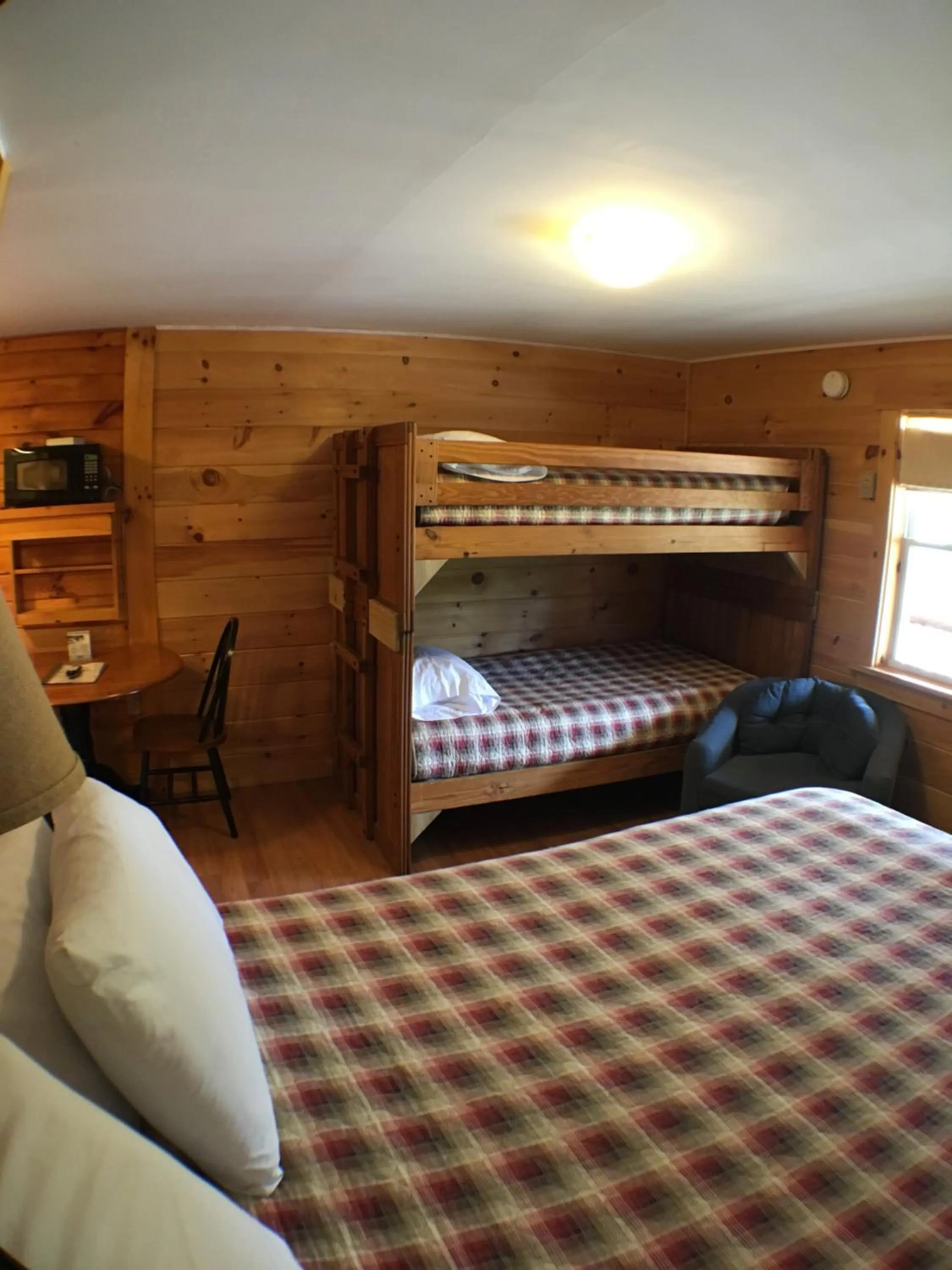 bunk bed in Mountain View Motel & Campground