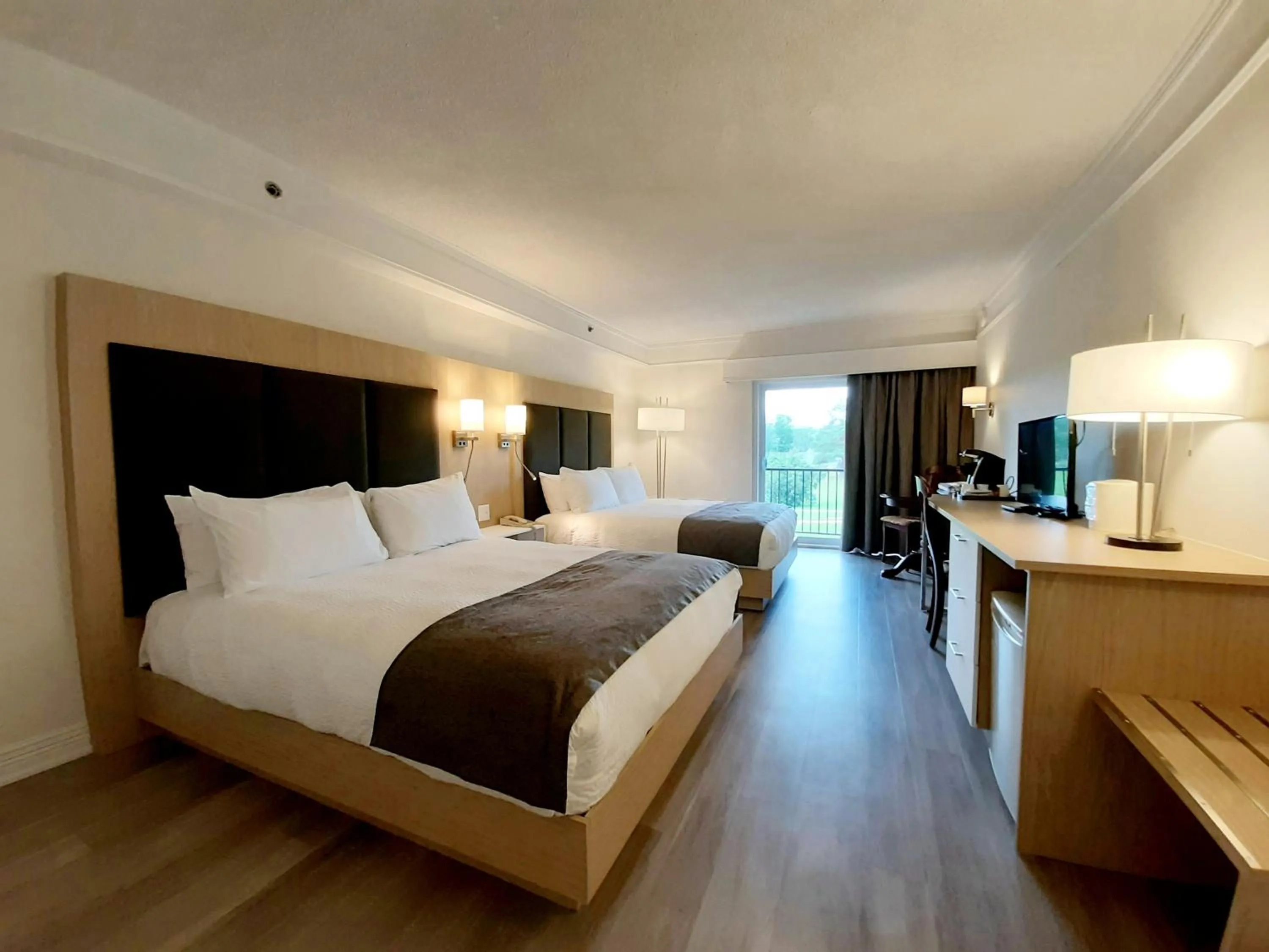 Bedroom, Bed in Le Manoir du Lac Delage