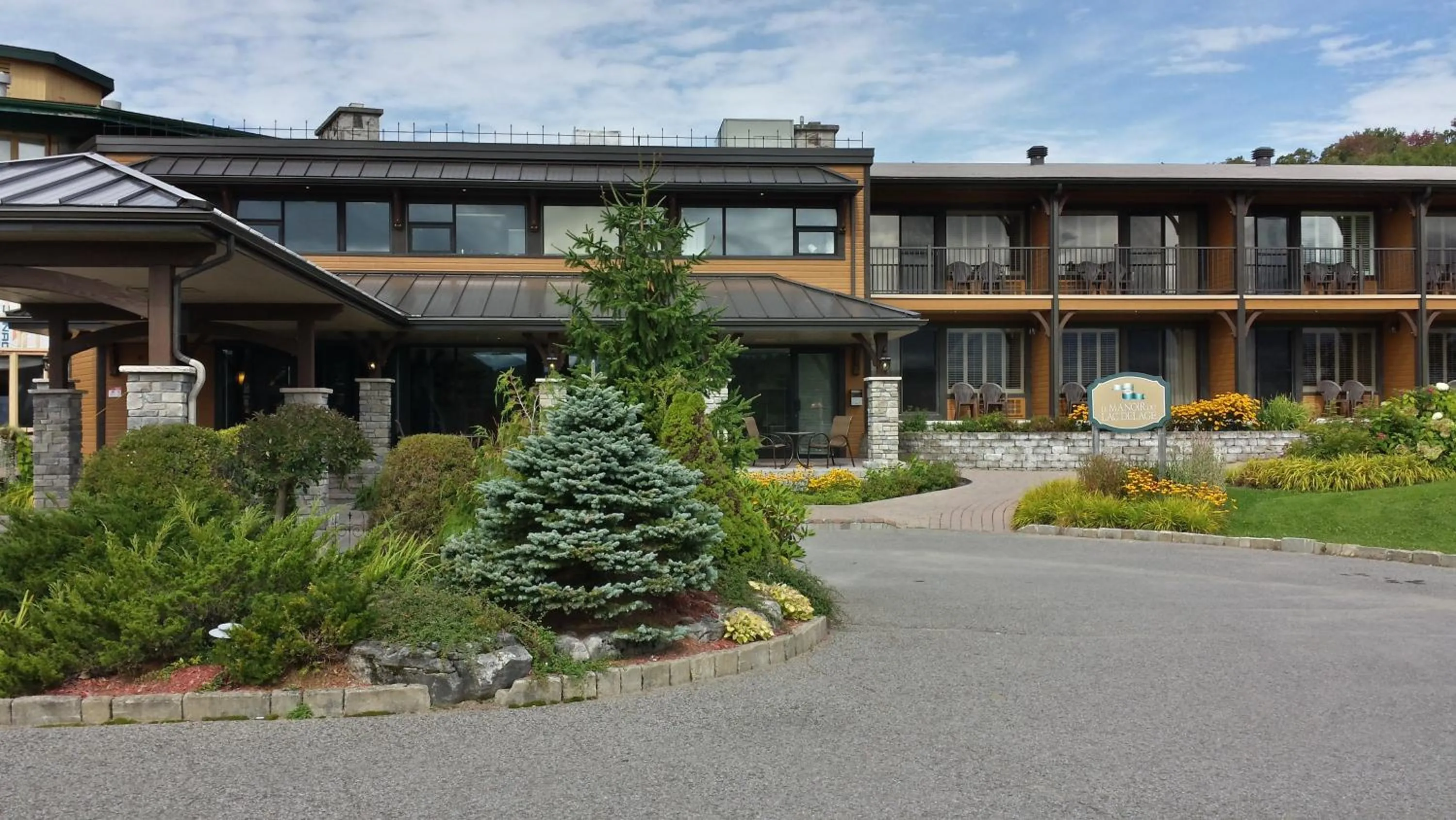 Facade/entrance in Le Manoir du Lac Delage