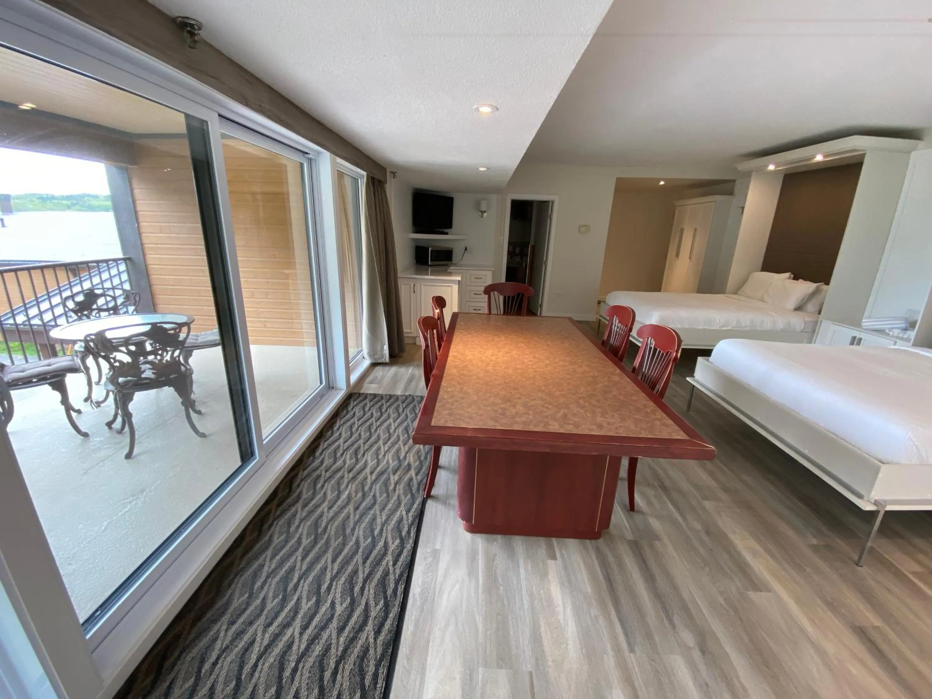 Bedroom, Bed in Le Manoir du Lac Delage