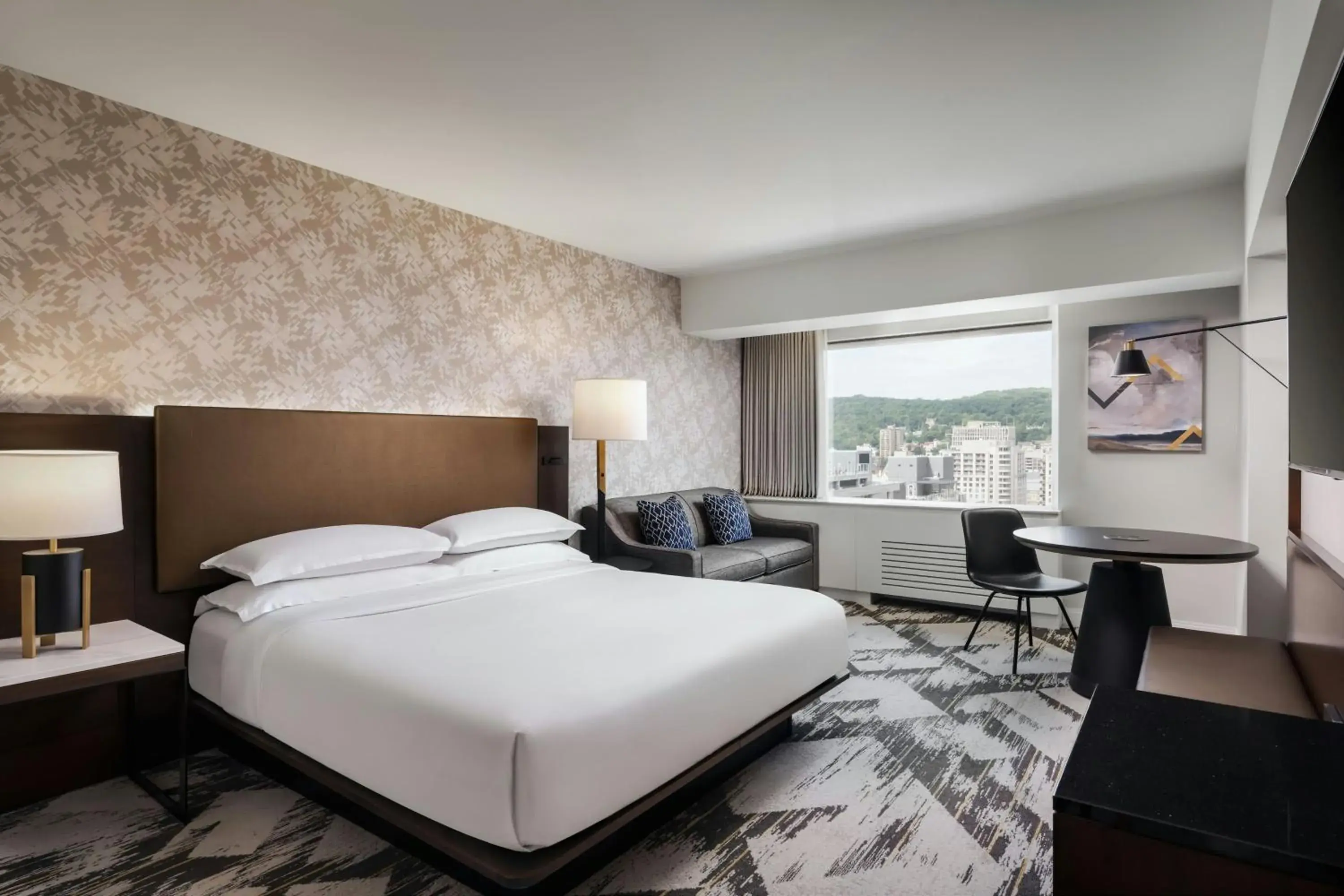 Deluxe, Guest room, 1 King, Sofa bed in Le Centre Sheraton Montreal Hotel Deluxe, Guest room, 1 King, Sofa bed in Le Centre Sheraton Montreal Hotel