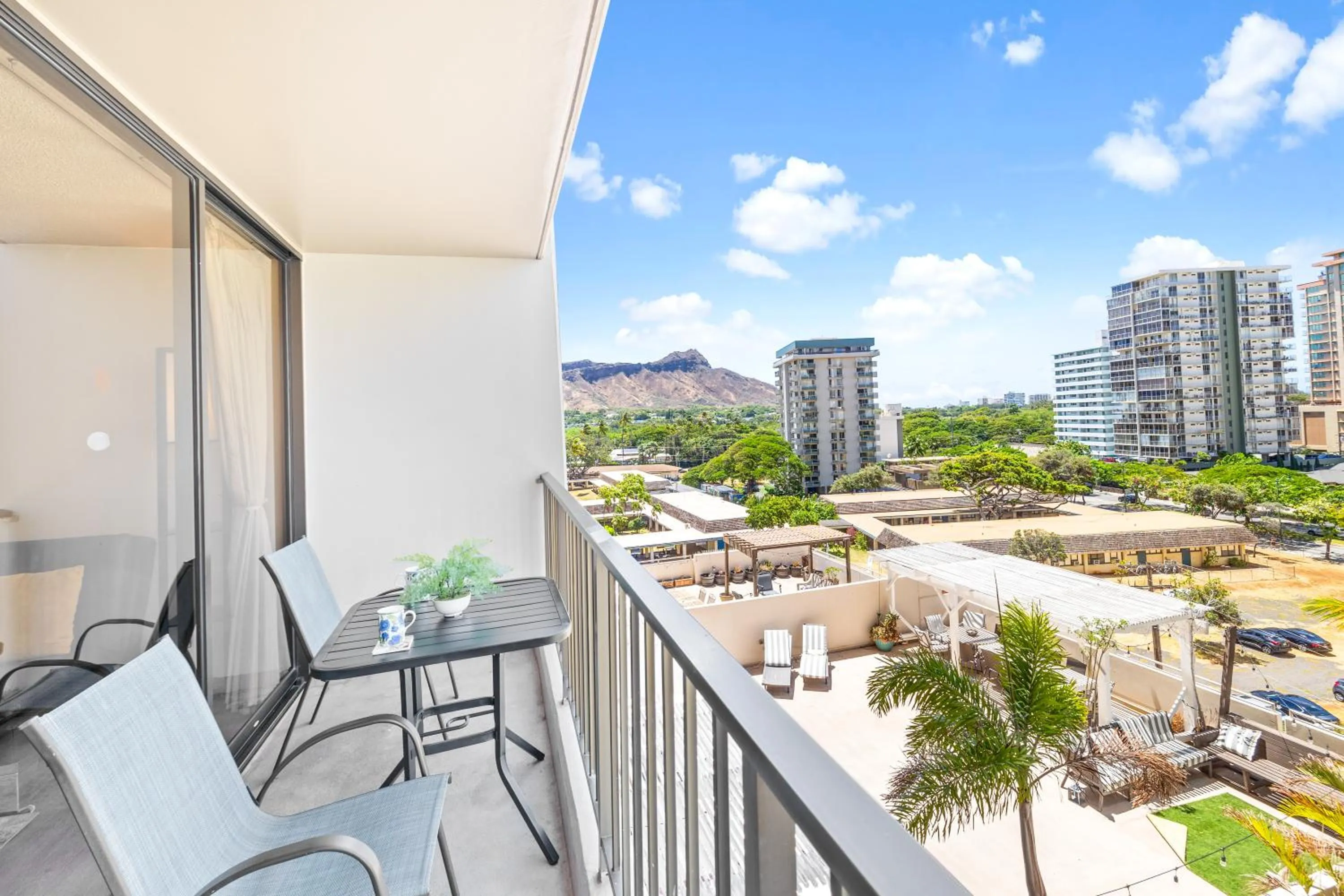 Balcony/Terrace in Diamond Head View Close to Waikiki Beach with Parking