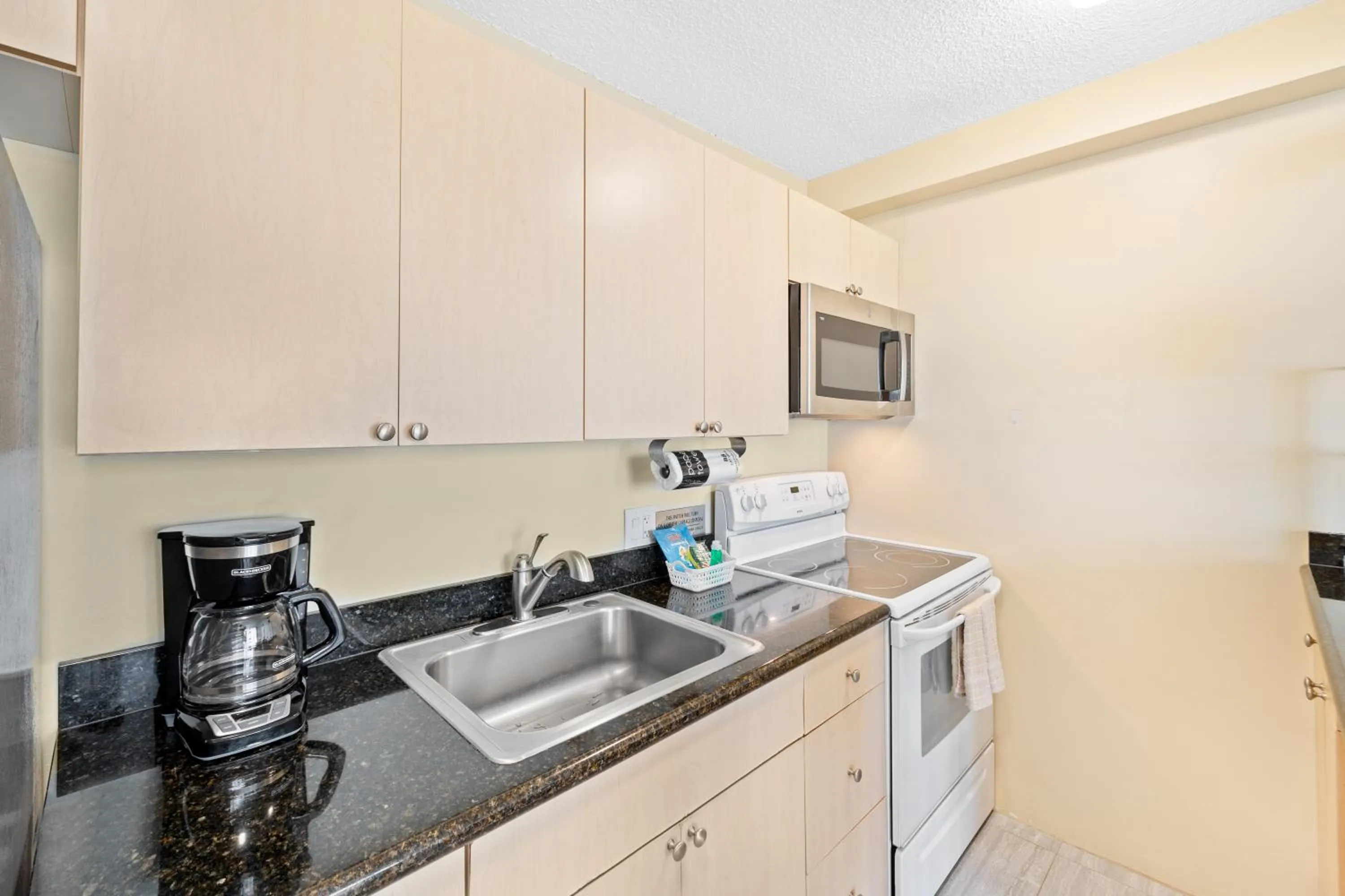 minibar in Diamond Head View Close to Waikiki Beach with Parking