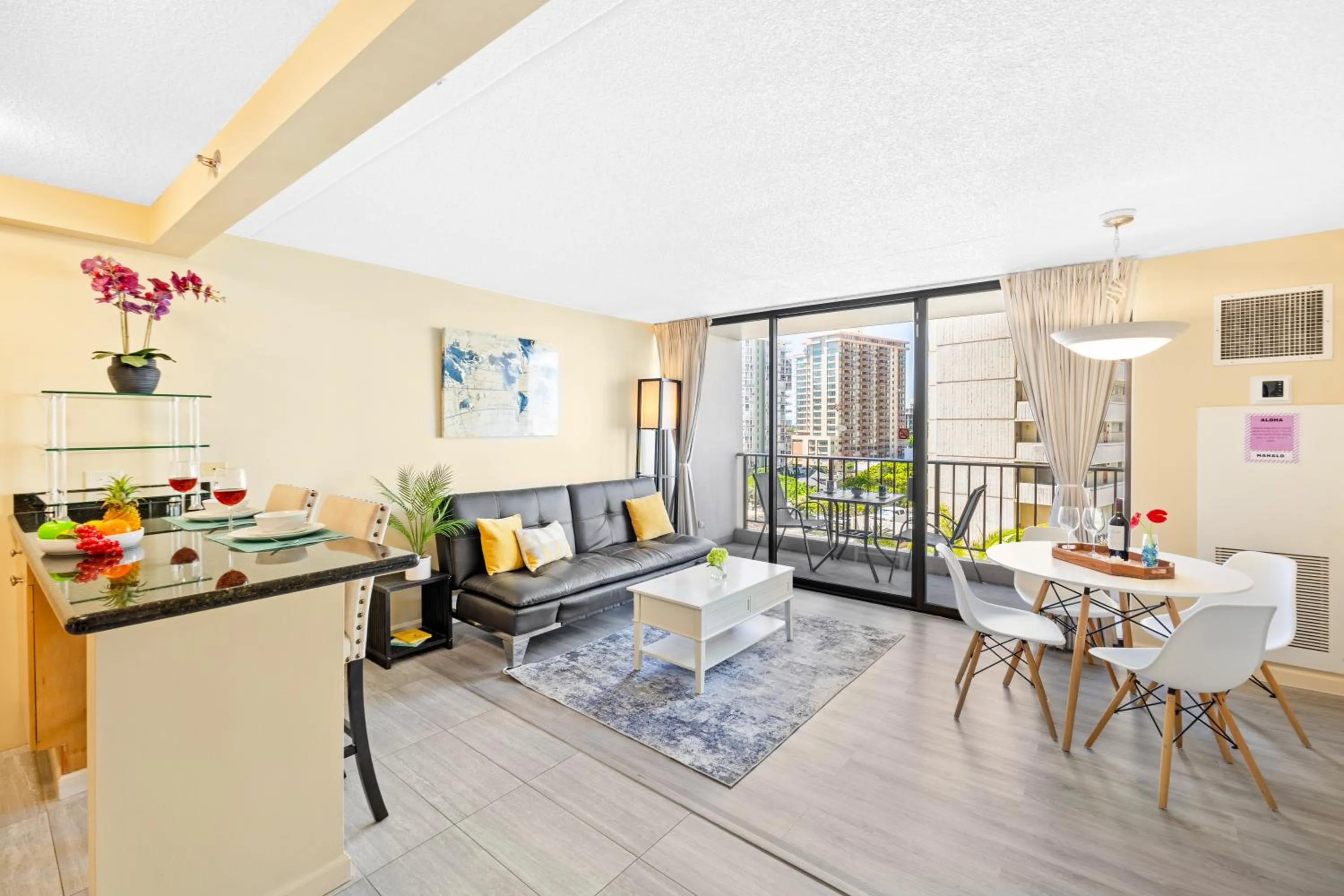 Living room in Diamond Head View Close to Waikiki Beach with Parking