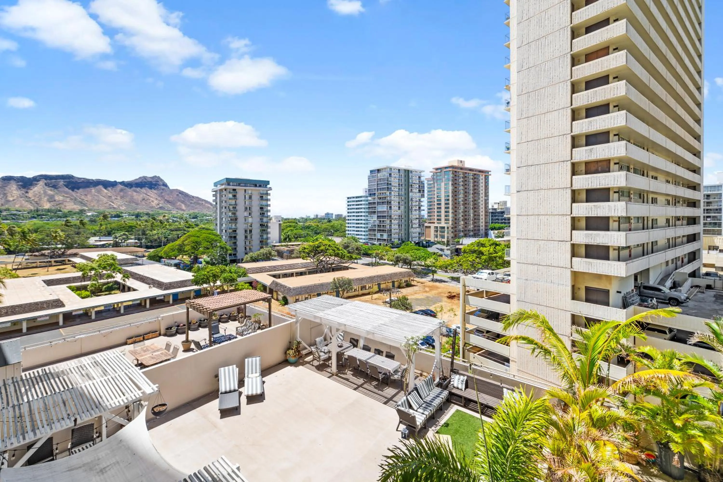 Property building in Diamond Head View Close to Waikiki Beach with Parking