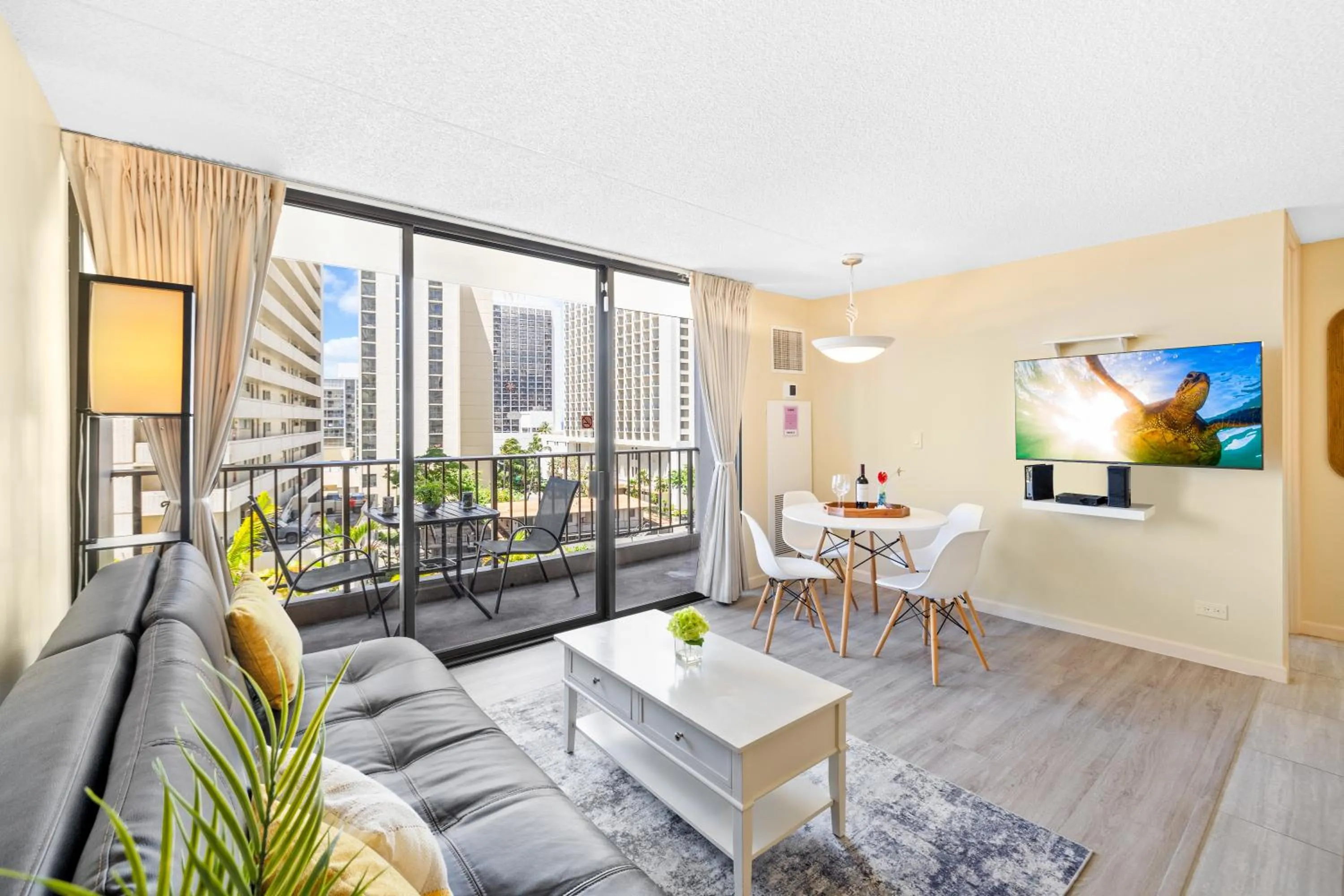 Living room in Diamond Head View Close to Waikiki Beach with Parking