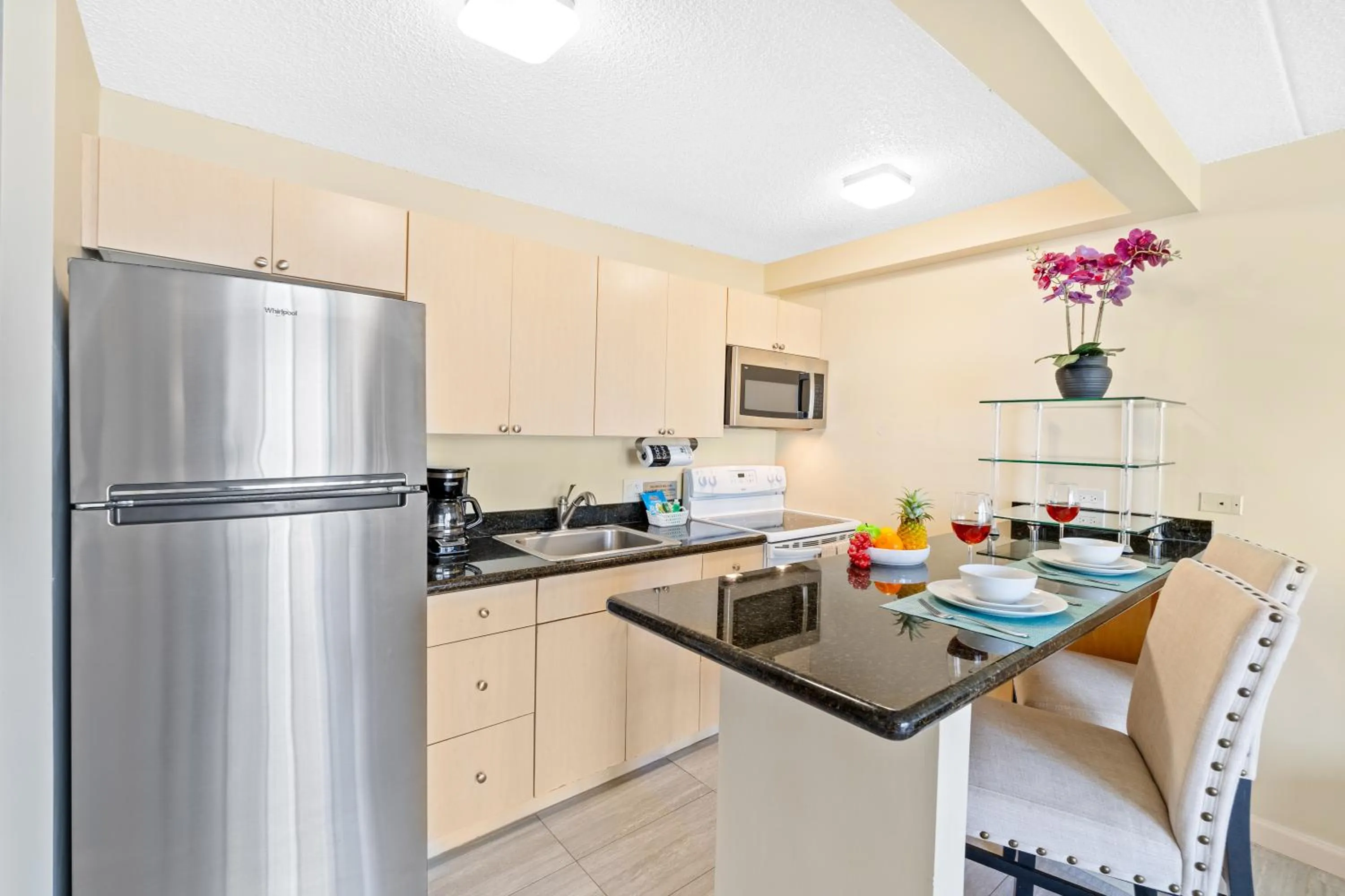 Dining area in Diamond Head View Close to Waikiki Beach with Parking