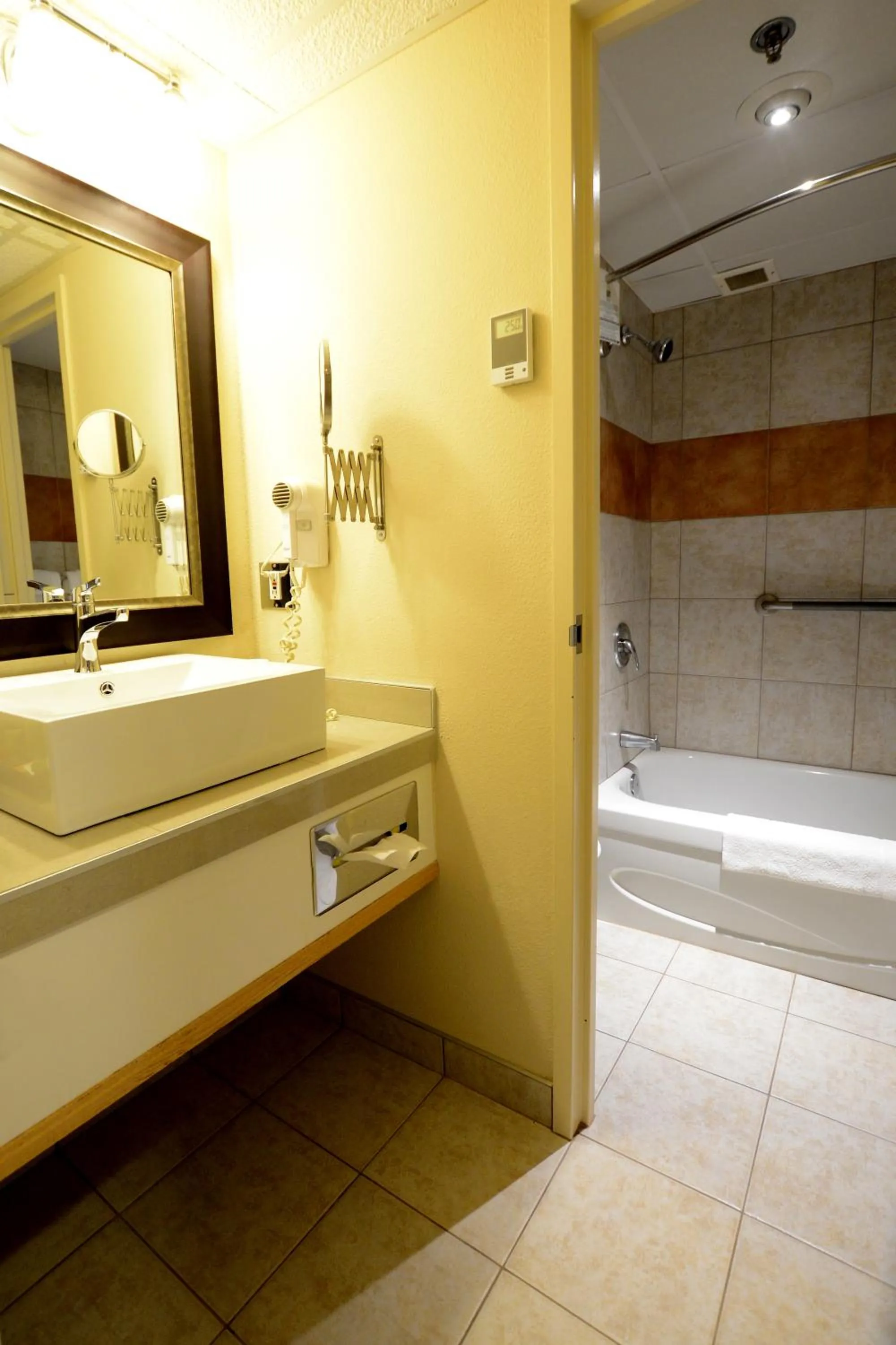 Bathroom in La Saguenéenne - Hôtel et Centre de Congrès