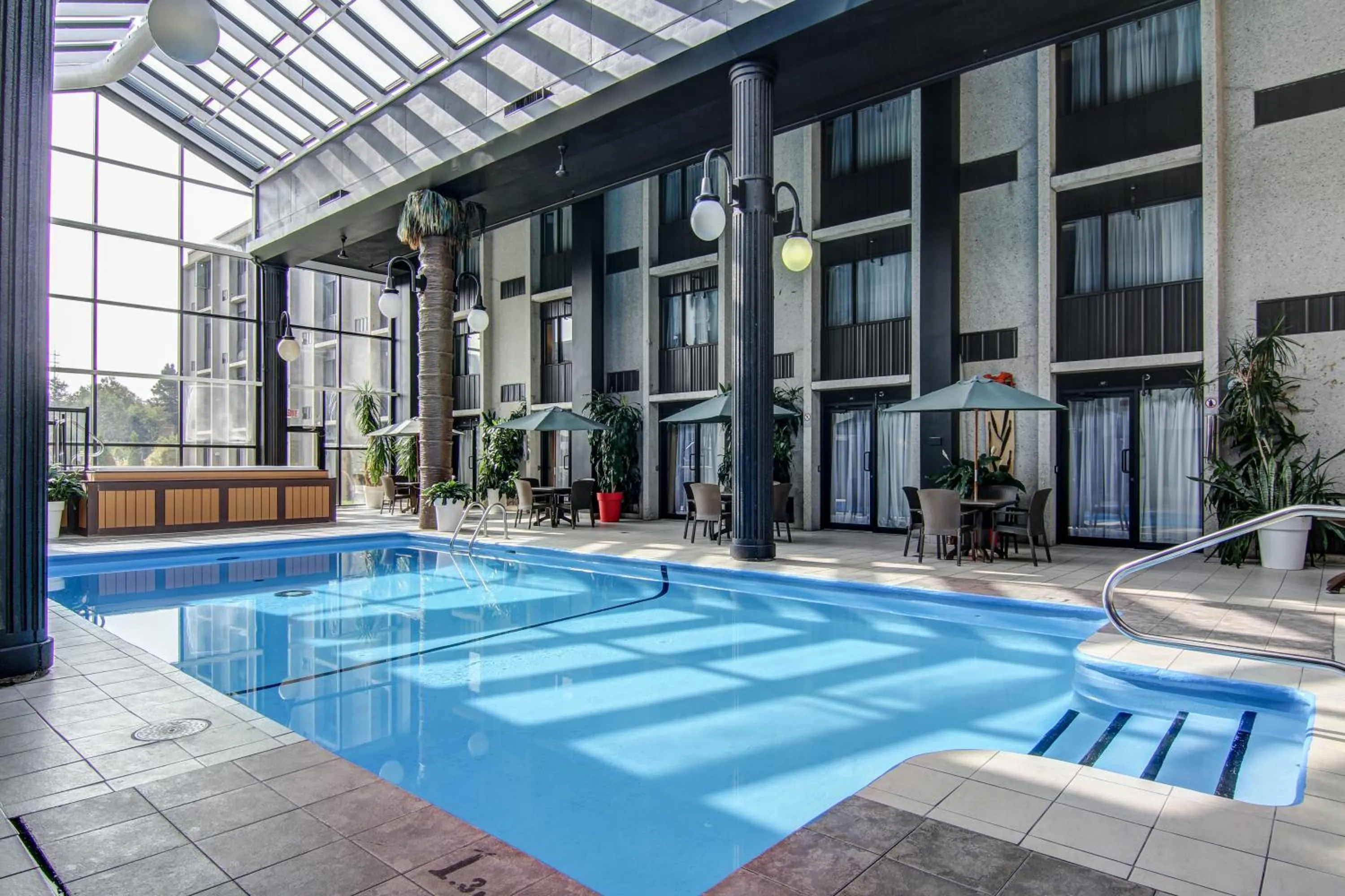 Pool view in La Saguenéenne - Hôtel et Centre de Congrès