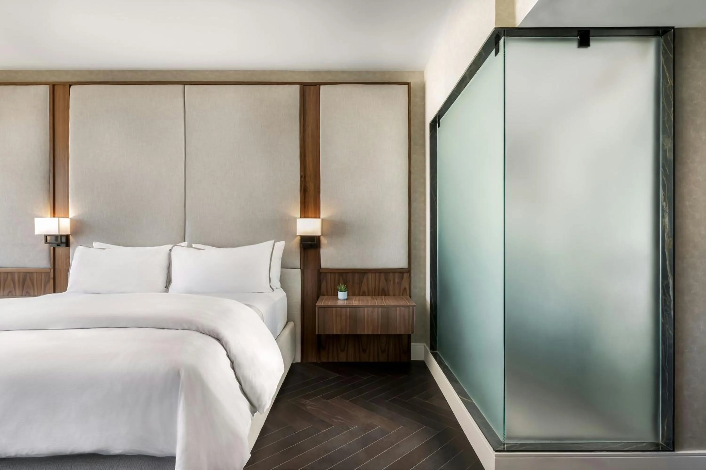 Bedroom, Bed in The Westin Harbour Castle, Toronto