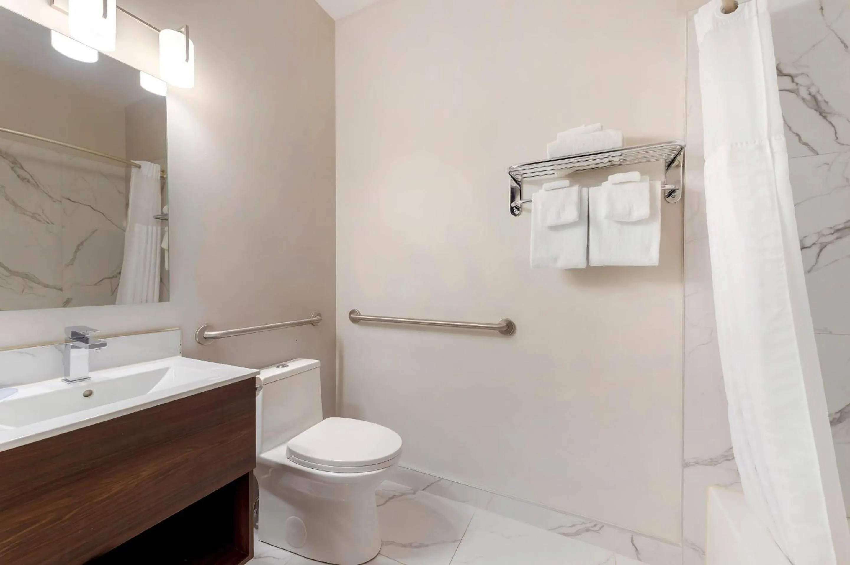 Bedroom in Econo Lodge