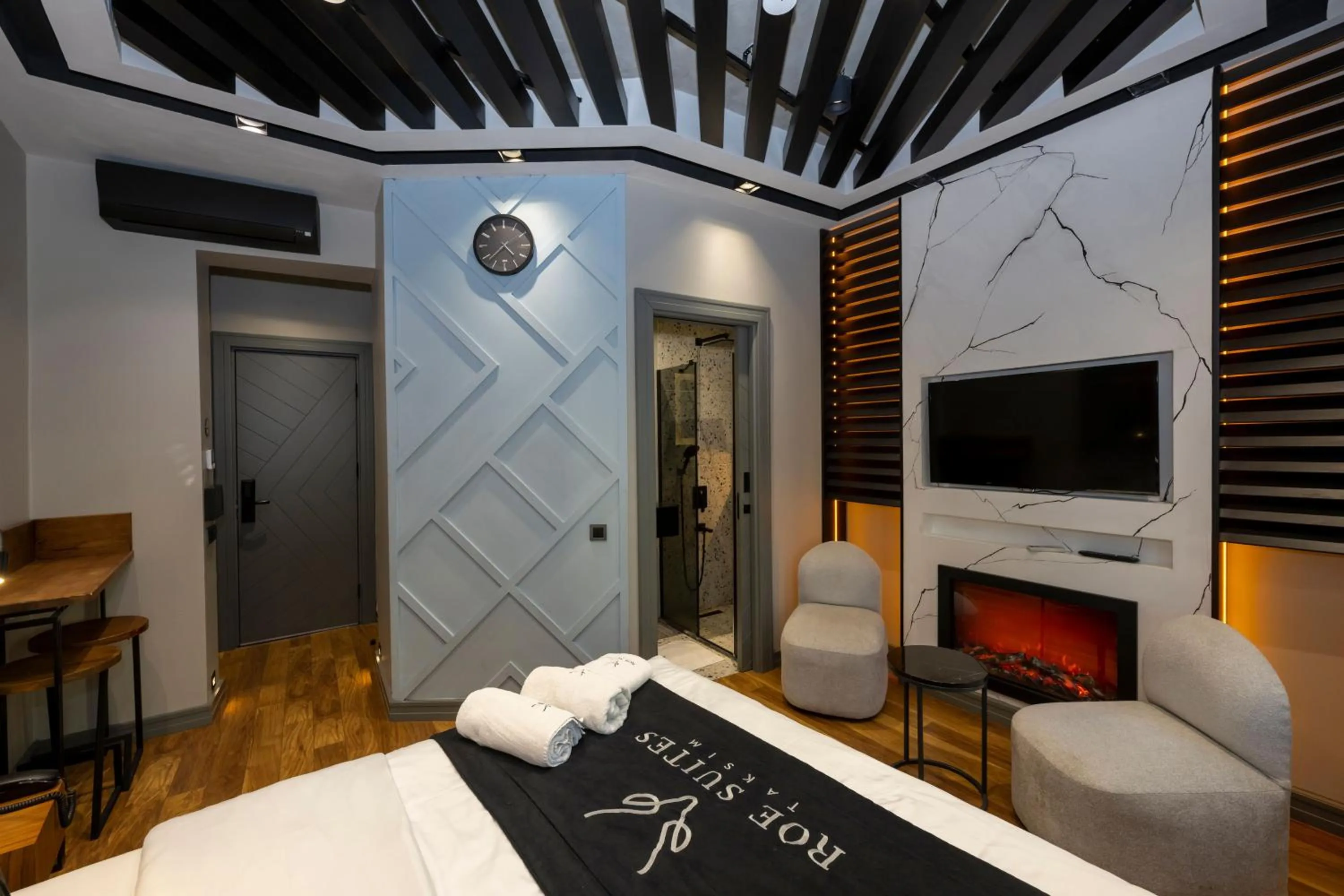 Bed in Roe Suite Hotel - TAKSIM