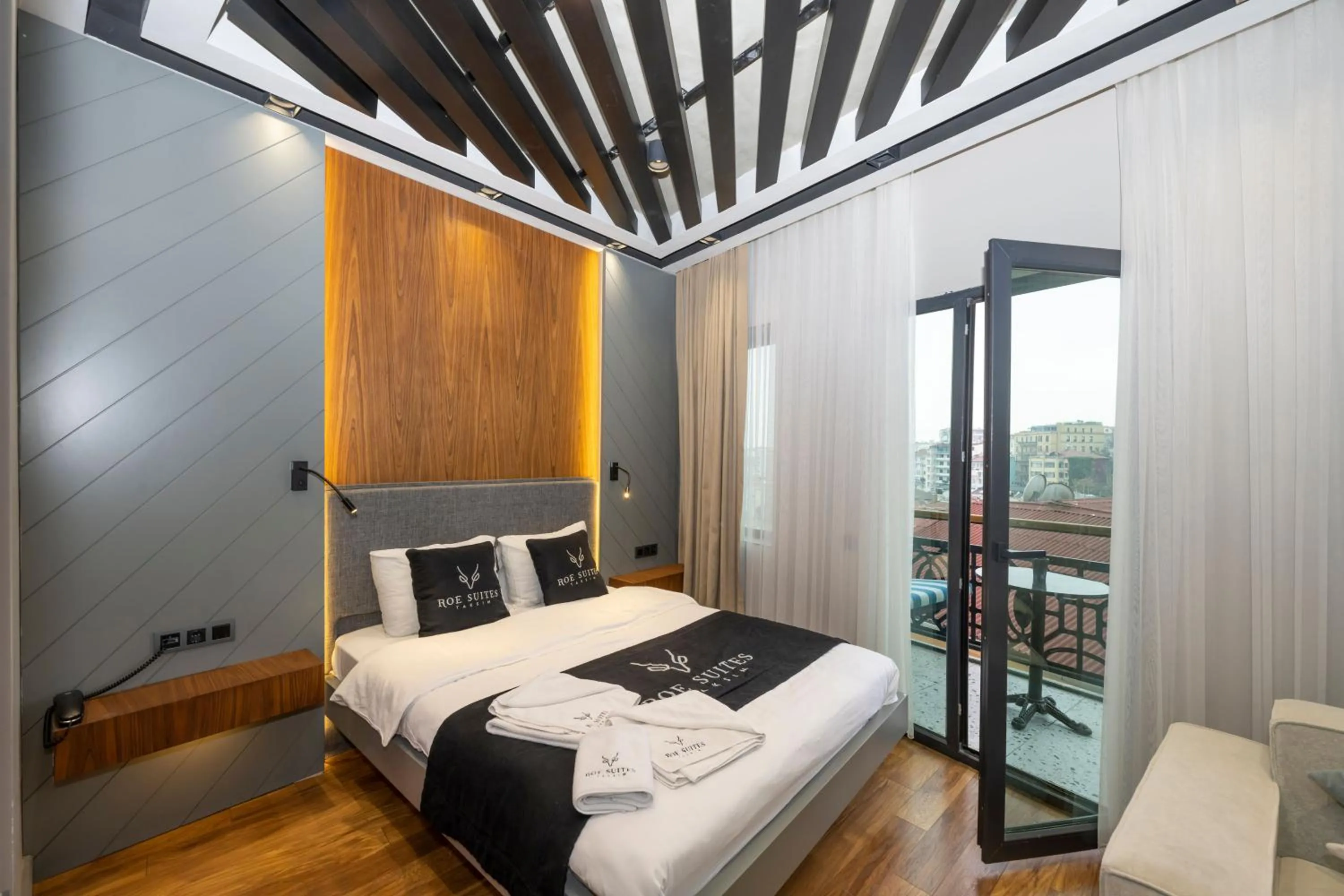 Bed in Roe Suite Hotel - TAKSIM