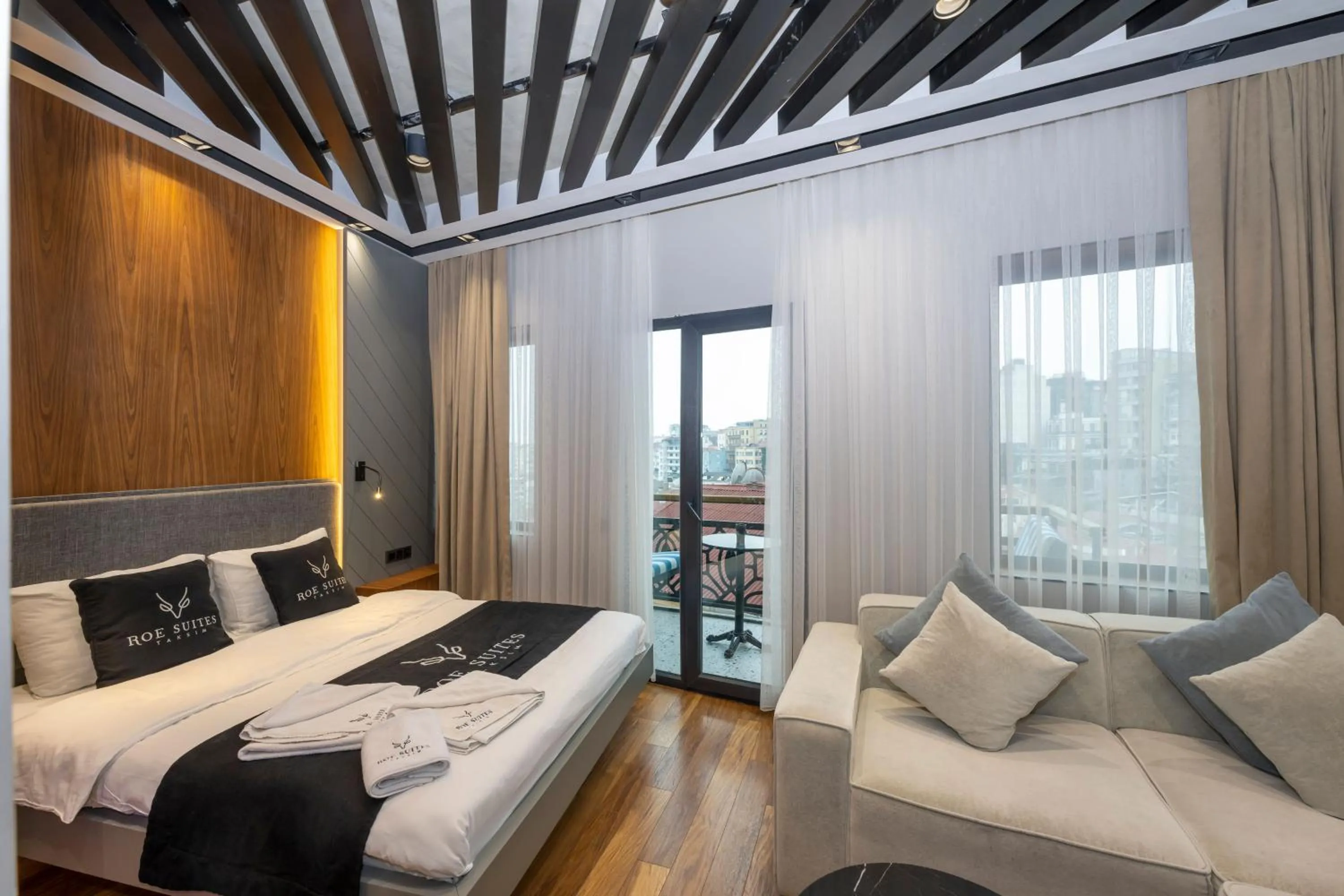 Bed in Roe Suite Hotel - TAKSIM