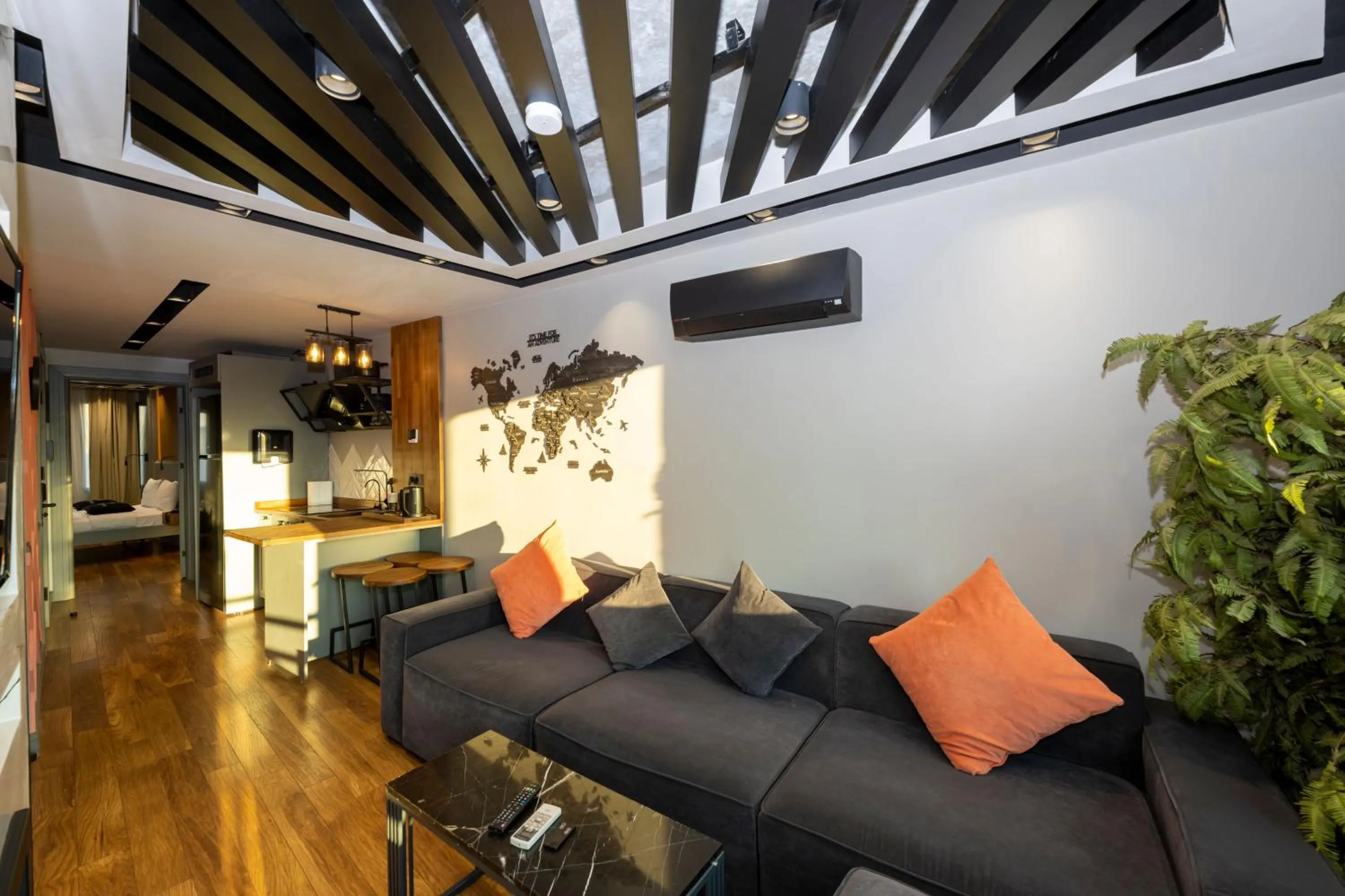 Communal lounge/ TV room in Roe Suite Hotel - TAKSIM