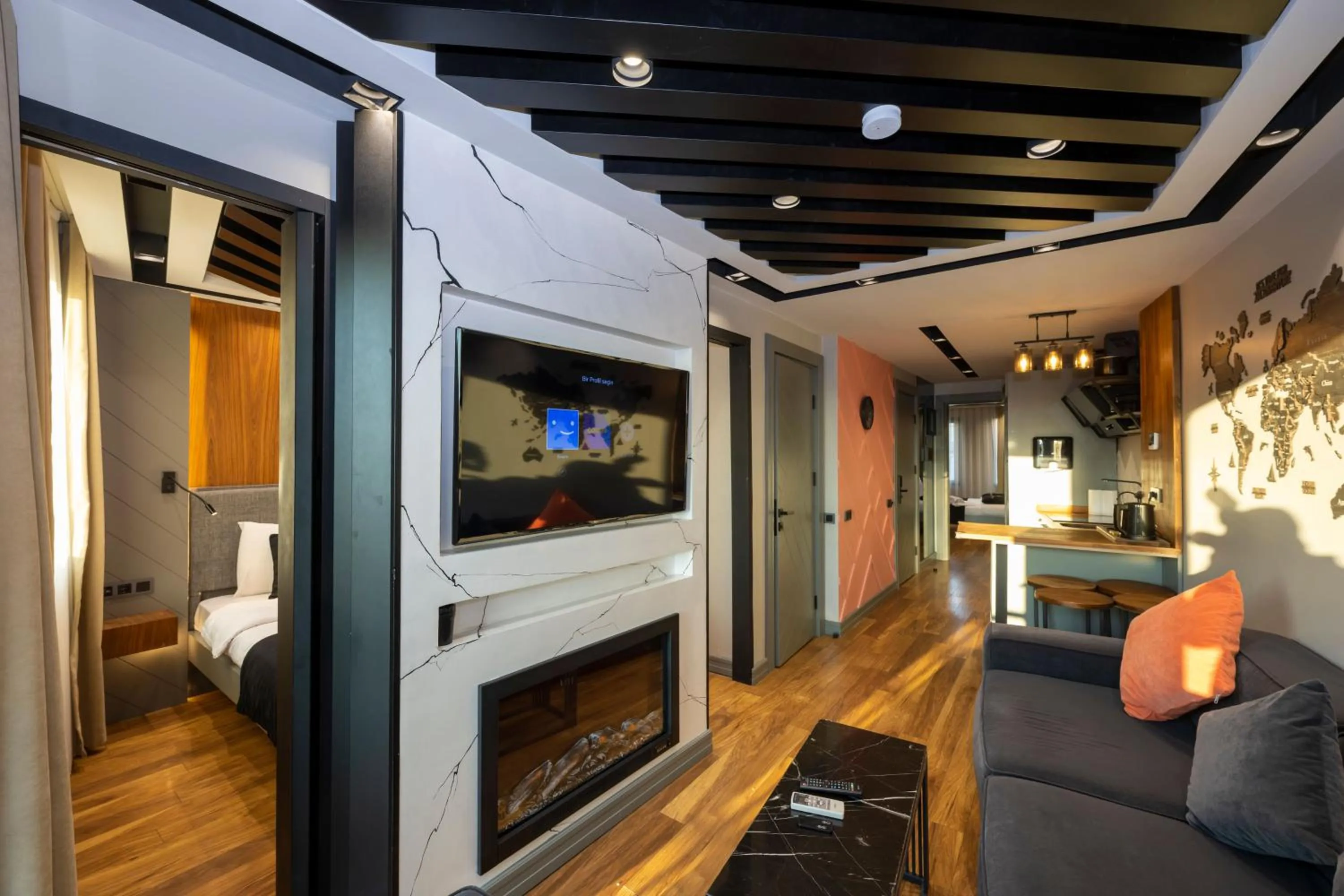 TV and multimedia in Roe Suite Hotel - TAKSIM