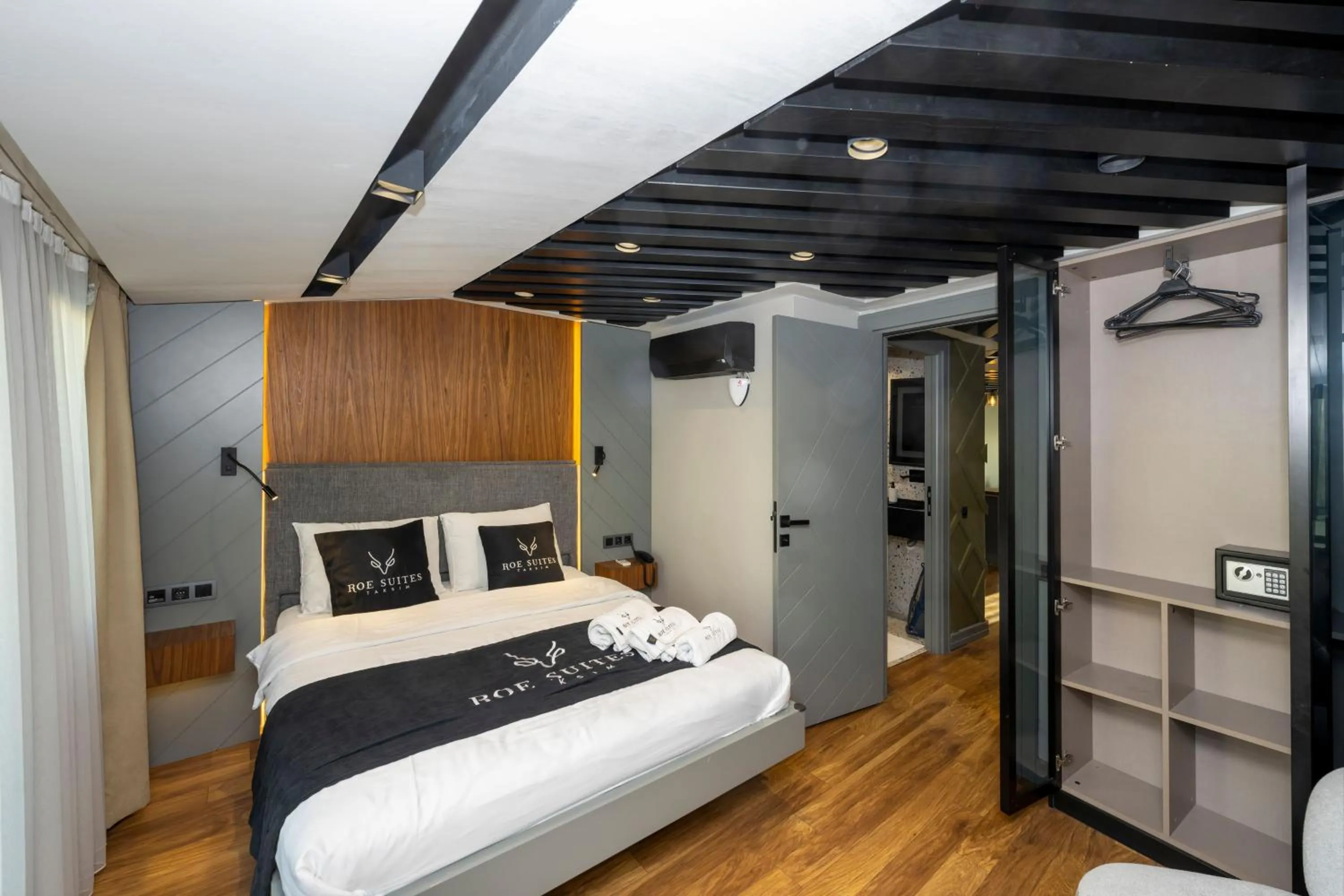 Bed in Roe Suite Hotel - TAKSIM